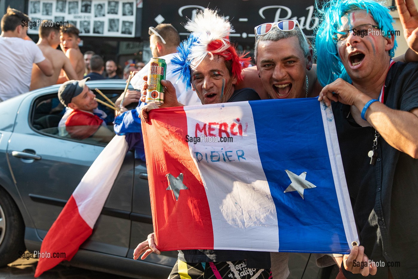 SCENE DE LIESSE EN VILLE, JOIE DU SUPPORTES APRES LA VICTOIRE DE L'EQUIPE DE FRANCE DE FOOTBALL EN FINALE DE LA COUPE DU MONDE, RUGLES, FRANCE, EUROPE 