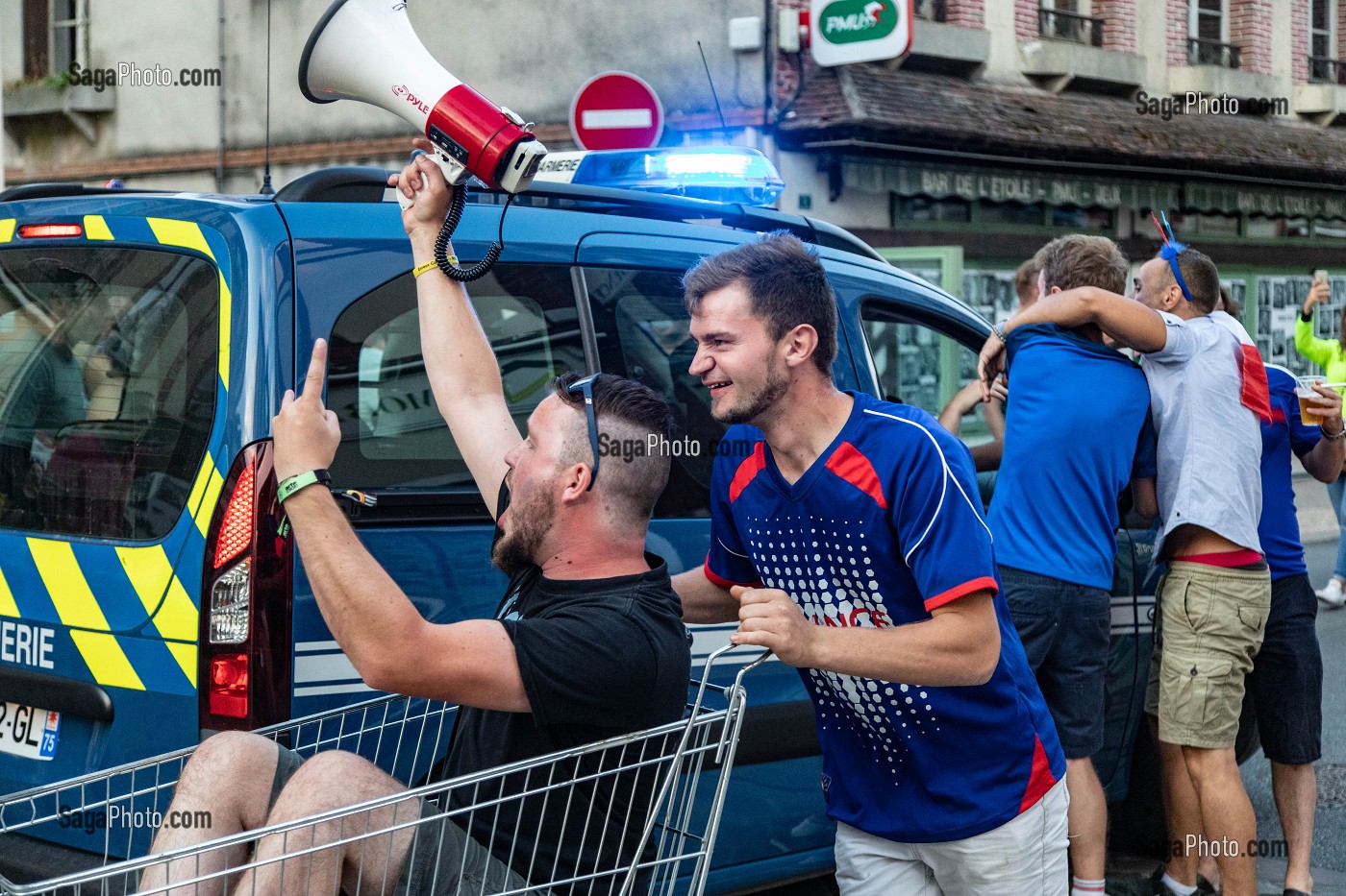 SCENE DE LIESSE EN VILLE, JOIE DU SUPPORTES APRES LA VICTOIRE DE L'EQUIPE DE FRANCE DE FOOTBALL EN FINALE DE LA COUPE DU MONDE, RUGLES, FRANCE, EUROPE 