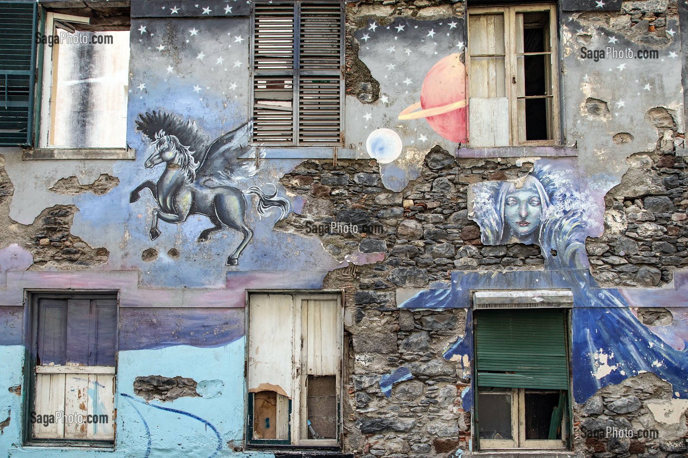 STREET-ART DANS LES RUE DE FUNCHAL, GRAFFITIS SUR LA FACADE DES MAISONS, FUNCHAL, ILE DE MADERE, PORTUGAL 