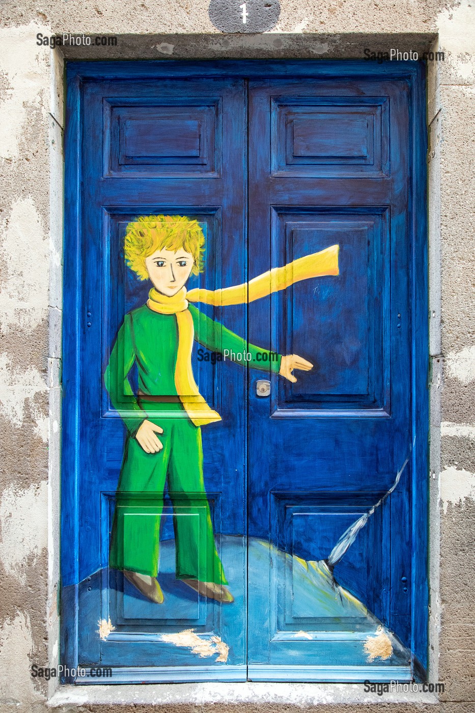 LE PETIT PRINCE DE SAINT-EXUPERY STREET-ART DANS LES RUE DE FUNCHAL, GRAFFITIS SUR LA FACADE DES MAISONS, FUNCHAL, ILE DE MADERE, PORTUGAL 