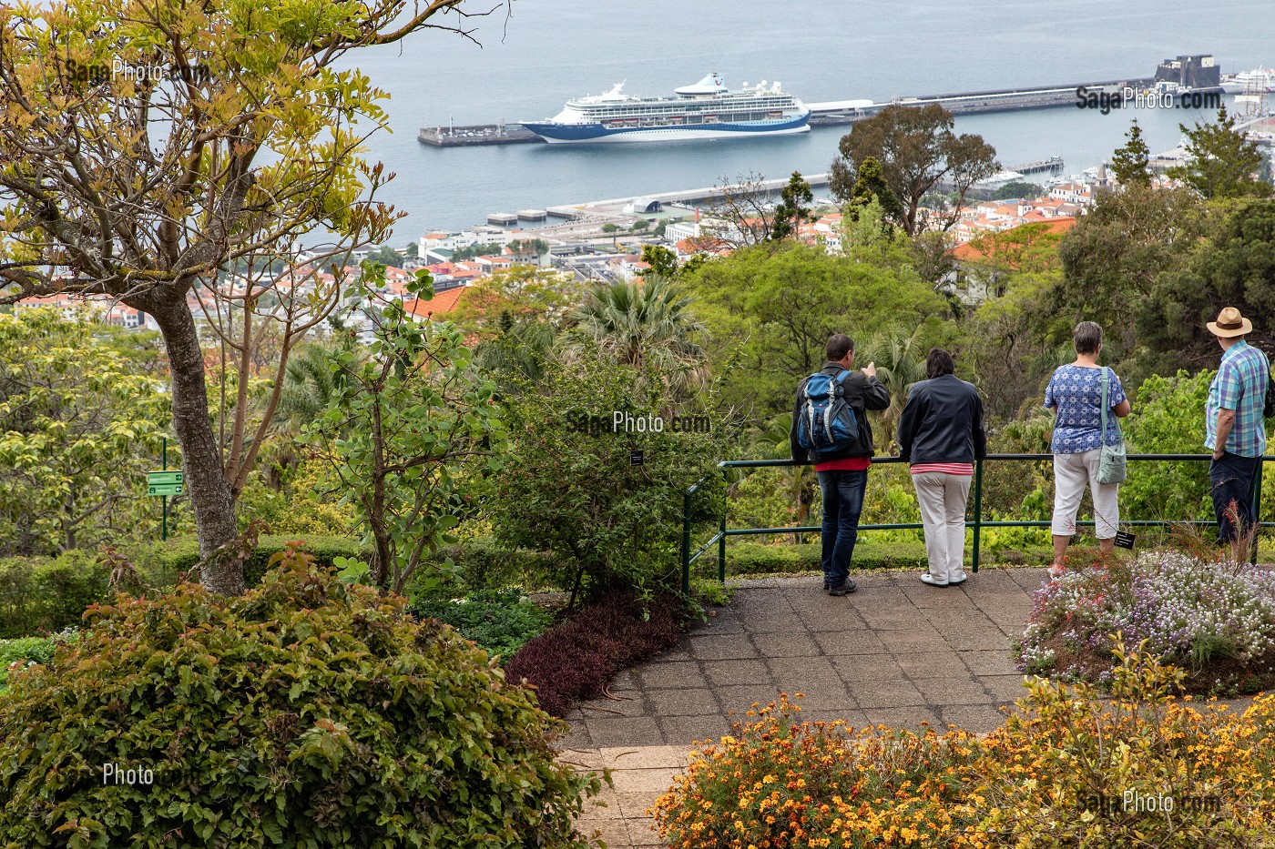 TOURISTE REGARDANT EN DIRECTION DU PORT DE PLAISANCE, JARDIN BOTANIQUE DE MADEIRA, FUNCHAL, ILE DE MADERE, PORTUGAL 