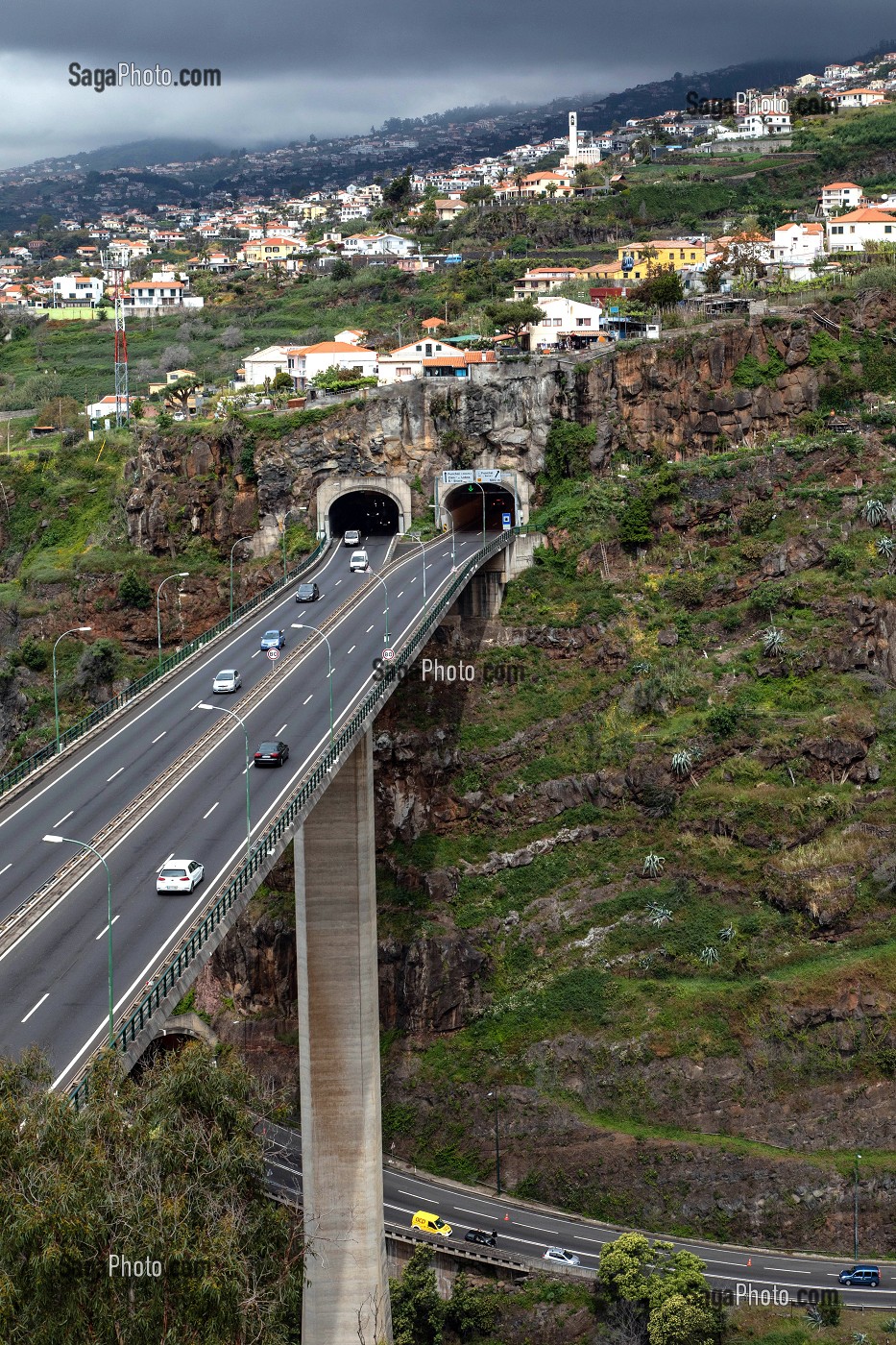VUE AERIENNE, TRAFIC AUTOROUTIER ET TUNNEL TRAVERSANT LA MONTAGNE, VILLE DE FUNCHAL, ILE DE MADERE, PORTUGAL 
