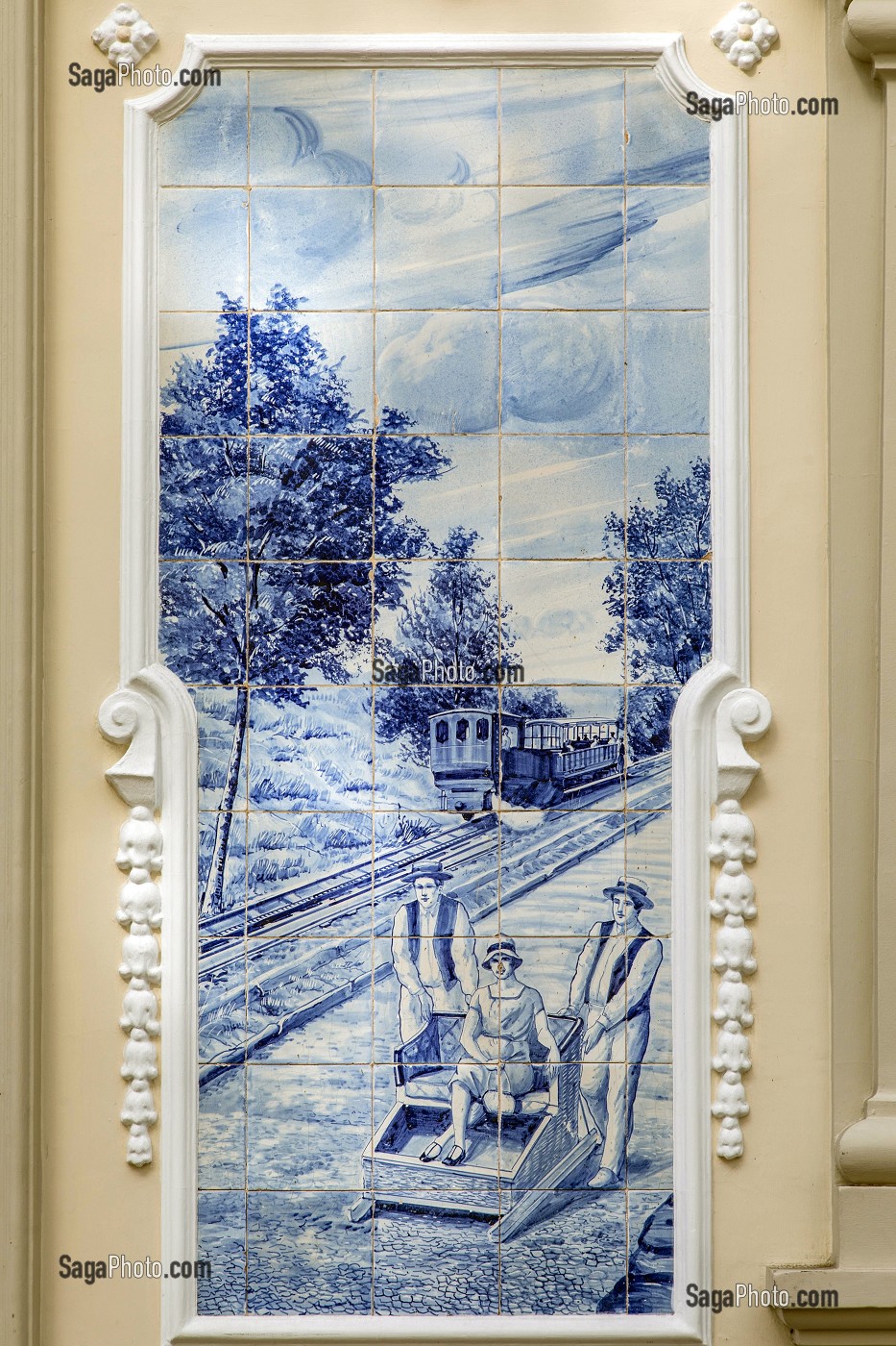 AZULEJOS DE DESCENTE DE RUE DANS UN TRAINEAU EN OSIER, ILLUSTRATION DE LA VILLE A L'EPOQUE, FUNCHAL, ILE DE MADERE, PORTUGAL 