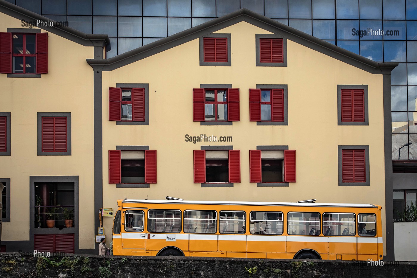 FACADE DE MAISON EN TROMPE L'OEIL ET BUS JAUNE, RUE PRINCIPALE BRIGADEIRO OUDINOT, FUNCHAL, ILE DE MADERE, PORTUGAL 
