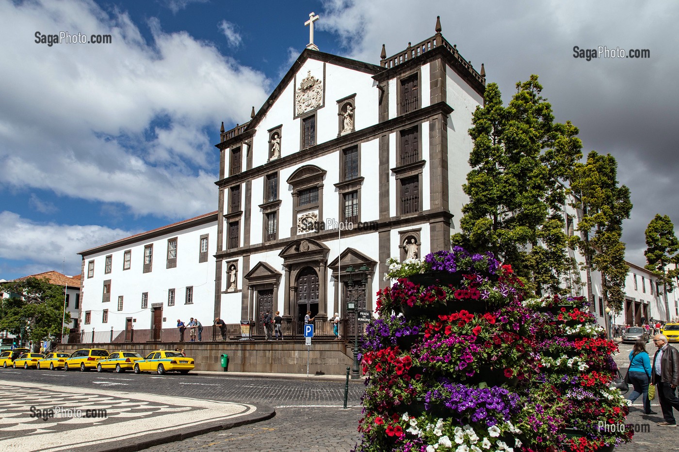 FACADE DE L'EGLISE DU COLLEGE, IGREJA DO COLEGIO, ANCIEN COLLEGE DES JESUITES, PLACE DE L'HOTEL DE VILLE, FUNCHAL, ILE DE MADERE, PORTUGAL 