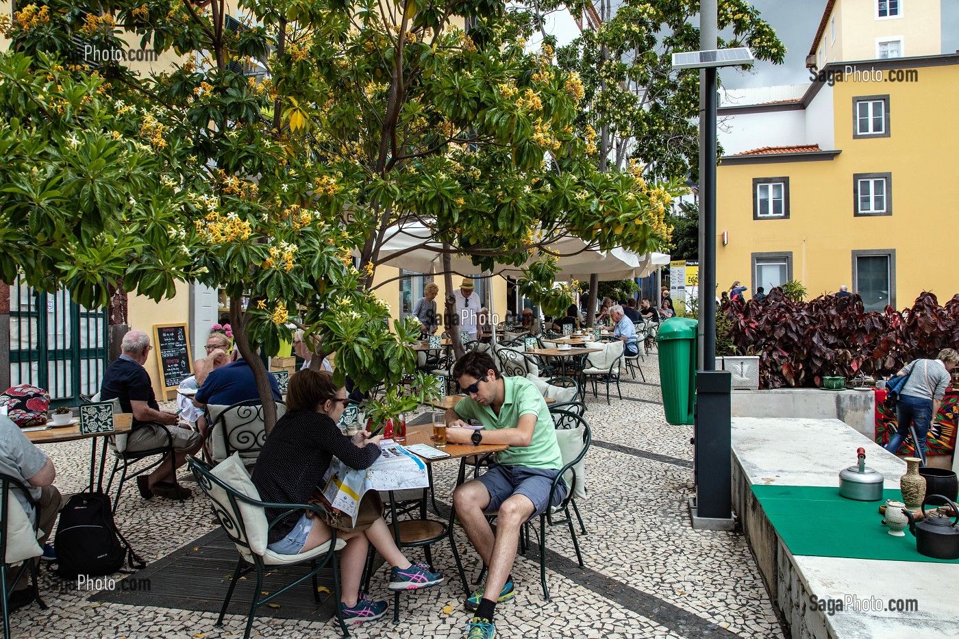 TERRASSE DE RESTAURANT, PLACE DES CARMES, PARCA DO CARMO, SCENE DE RUE, FUNCHAL, ILE DE MADERE, PORTUGAL 
