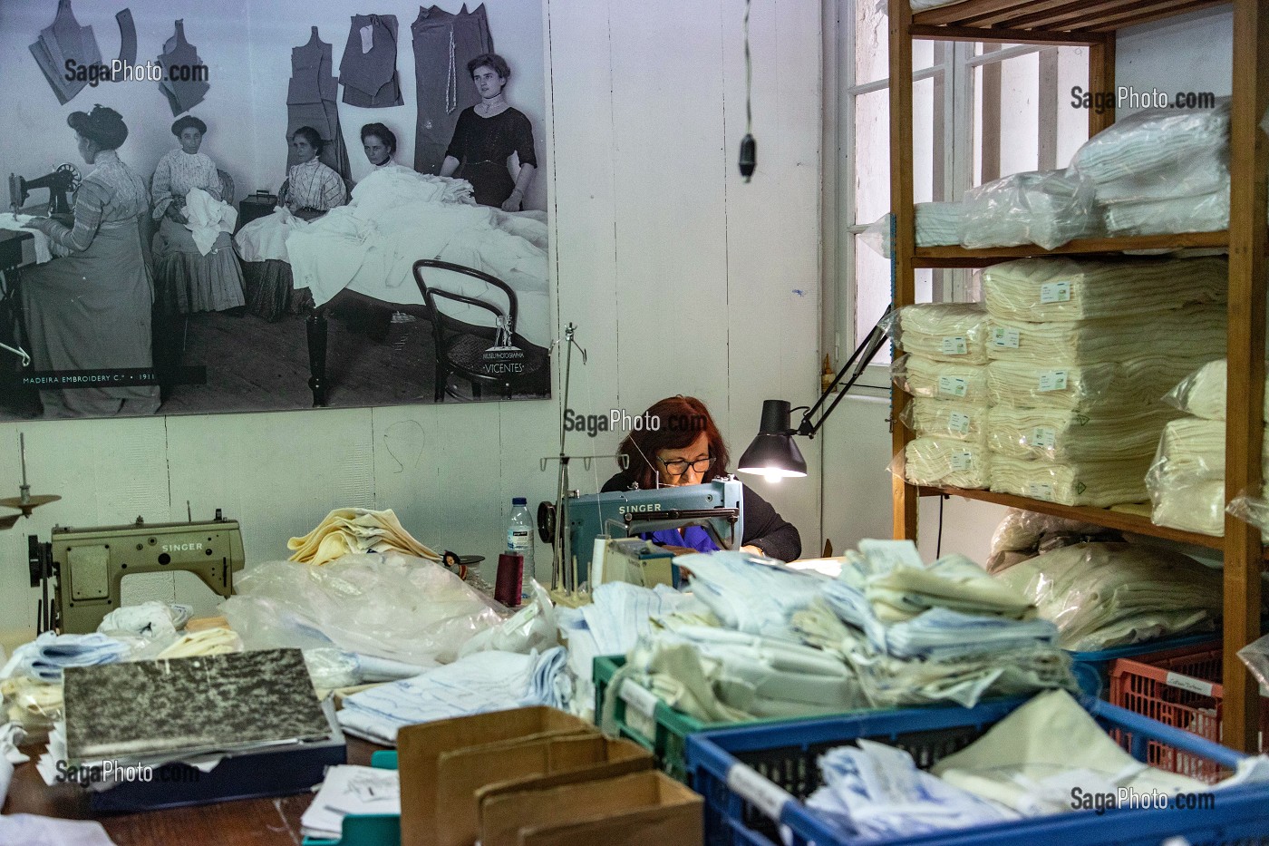 TRAVAIL A L'ATELIER DES FEMMES, BRODERIE TRADITIONNELLE BORDAL, FUNCHAL, ILE DE MADERE, PORTUGAL 