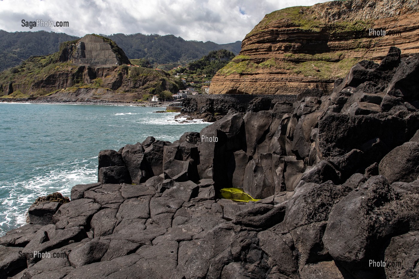 FALAISES AUX ROCHES VOLCANIQUES NOIRES, PORTO DA CRUZ, ILE DE MADERE, PORTUGAL 