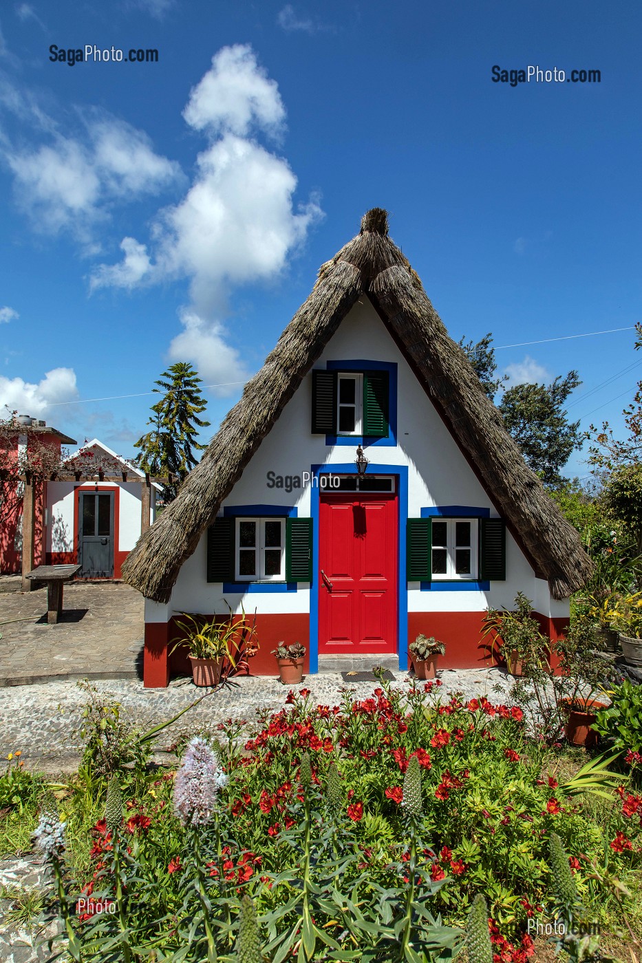 MAISONS TRADITIONNELLES AUX TOITS DE CHAUME, CASAS DE SANTANA, ILE DE MADERE, PORTUGAL 