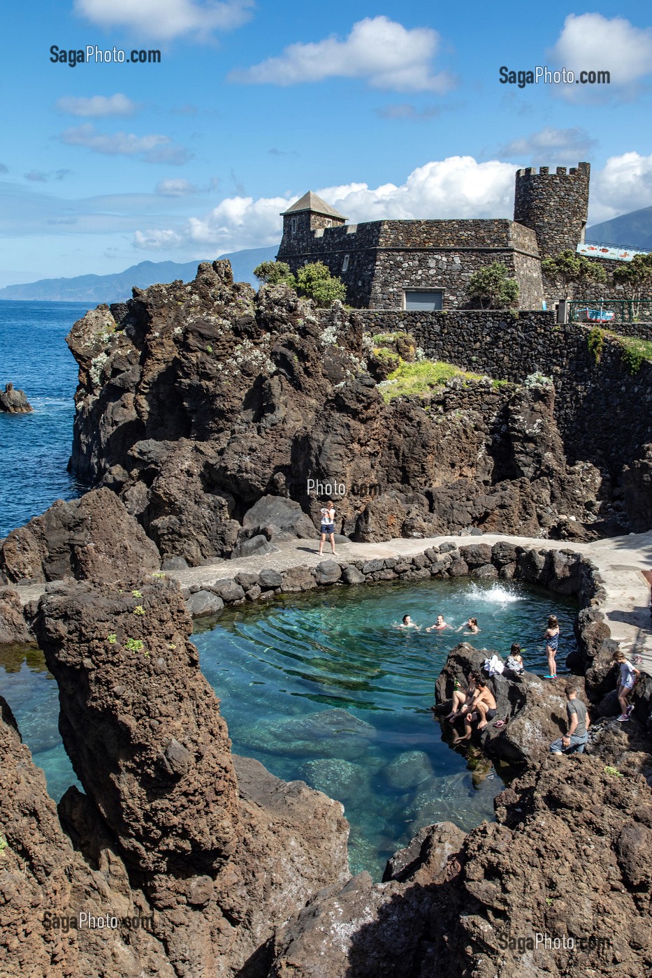 BAIGNEURS, PISCINES NATURELLES DANS LA ROCHE VOLCANIQUE, PORTO MONIZ, ILE DE MADERE, PORTUGAL 