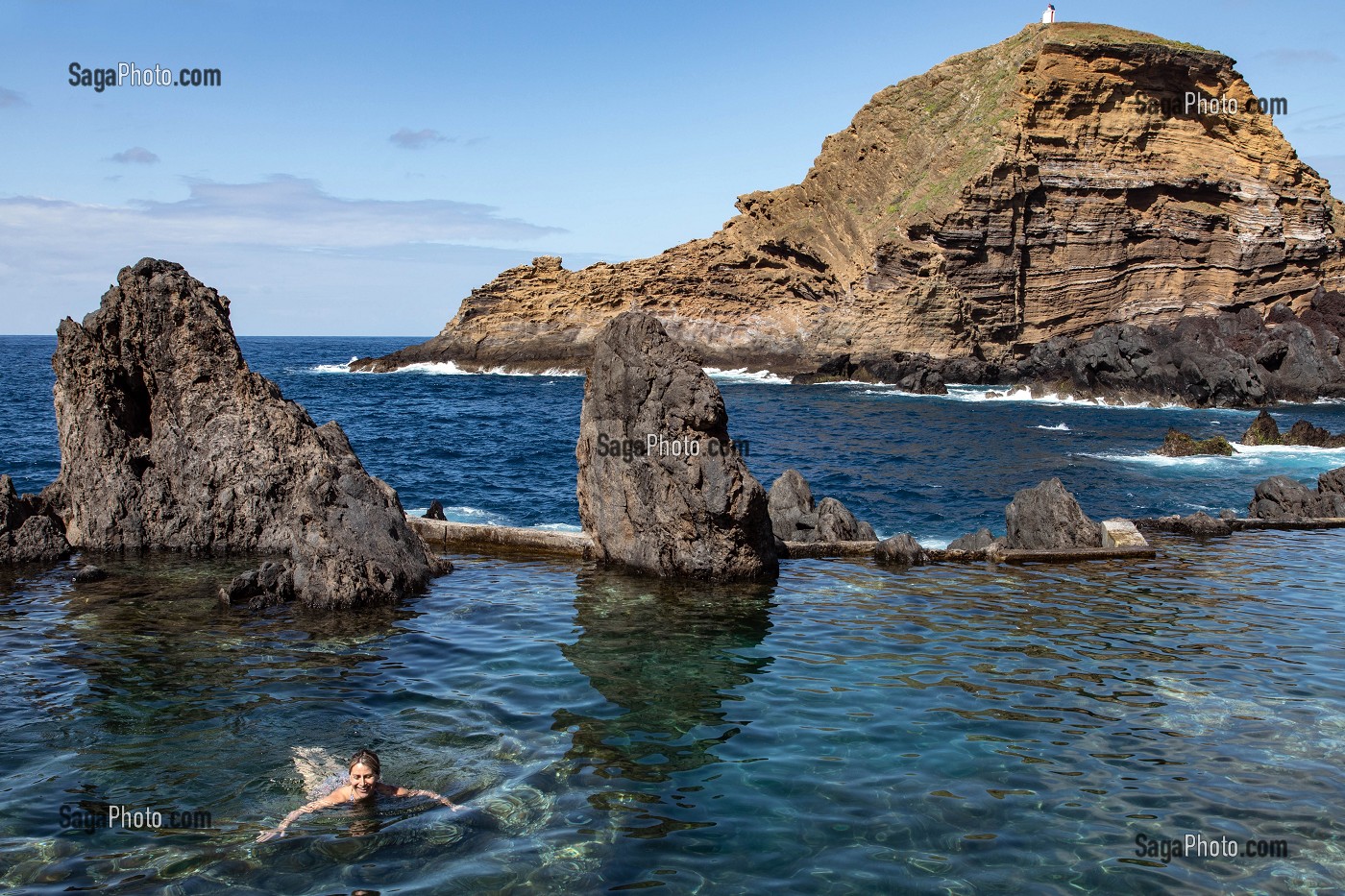 BAIGNEURS, PISCINES NATURELLES DANS LA ROCHE VOLCANIQUE, PORTO MONIZ, ILE DE MADERE, PORTUGAL 