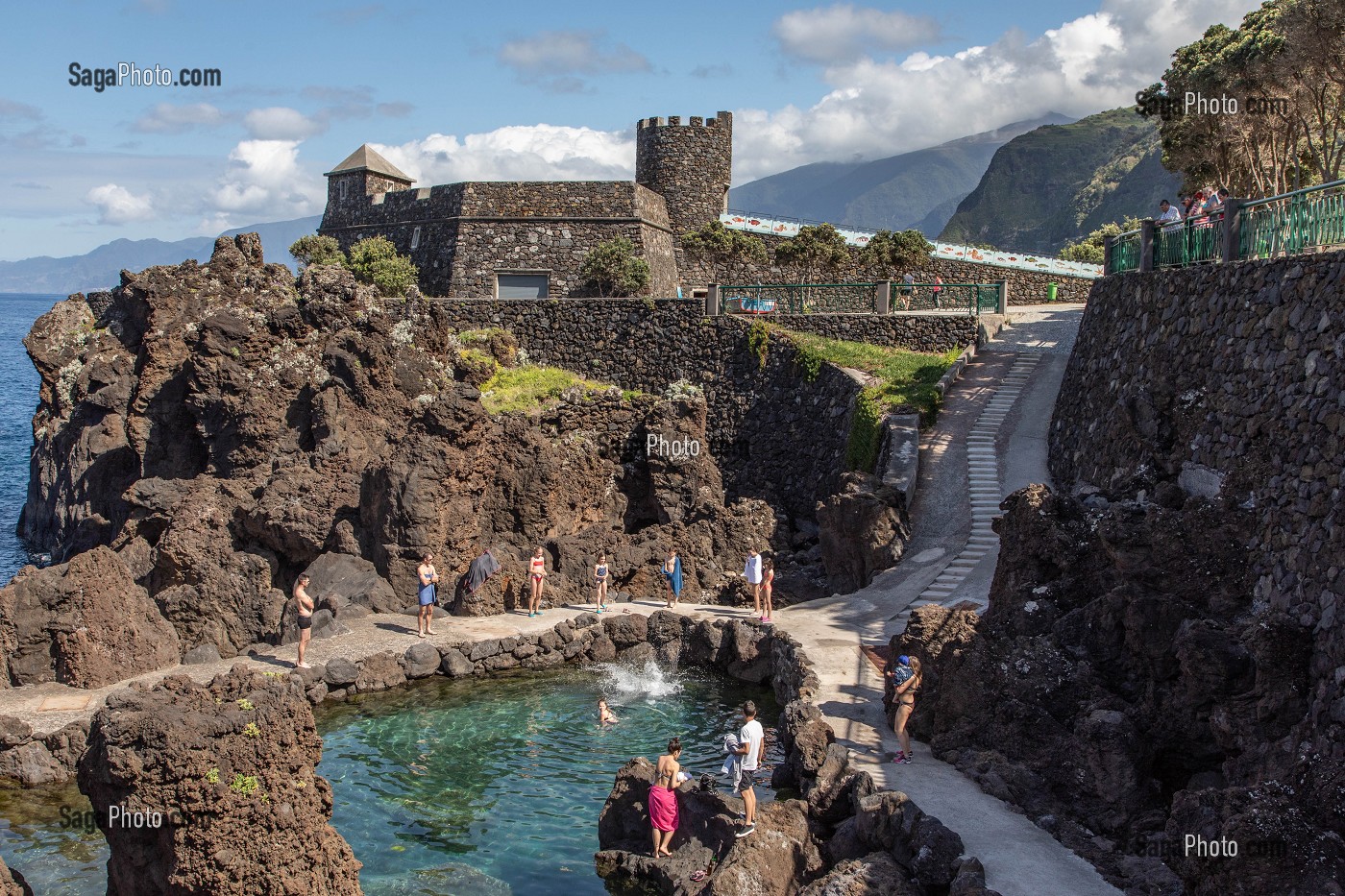 BAIGNEURS, PISCINES NATURELLES DANS LA ROCHE VOLCANIQUE, PORTO MONIZ, ILE DE MADERE, PORTUGAL 