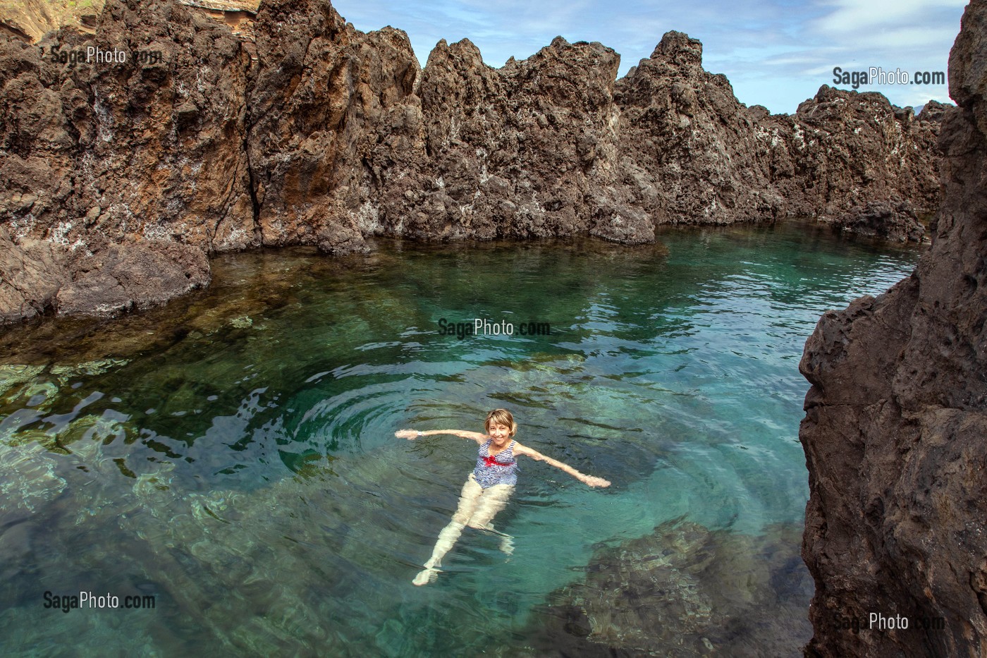 BAIGNEURS, PISCINES NATURELLES DANS LA ROCHE VOLCANIQUE, PORTO MONIZ, ILE DE MADERE, PORTUGAL 