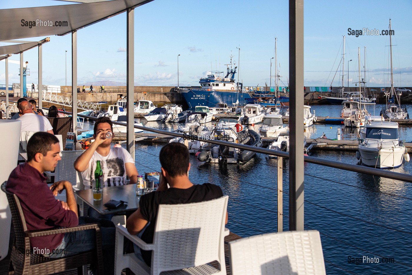 TERRASSE D'UN CAFE, PORT DE MACHICO, ILE DE MADERE, PORTUGAL 