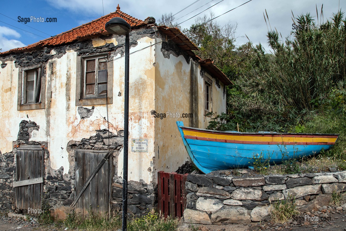 FACADE D'UNE MAISON DE PECHEUR, BARQUE, BATEAU DE PECHE, CANICO, ILE DE MADERE, PORTUGAL 