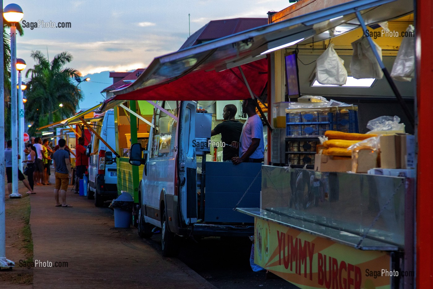 A LA TOMBEE DE LA NUIT, LES CAMIONS RESTAURATION (FOOD TRUCK) ENVAHISSENT LA PLACE DES PALMISTES, CAYENNE, GUYANE FRANCAISE, DEPARTEMENT-REGION D'OUTRE-MER, AMERIQUE DU SUD, FRANCE 