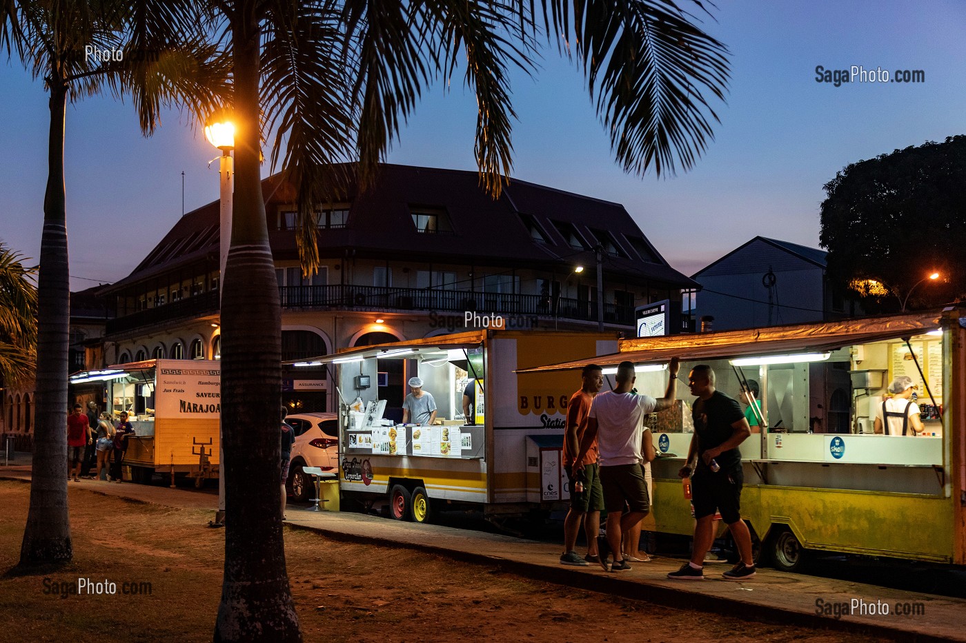 A LA TOMBEE DE LA NUIT, LES CAMIONS RESTAURATION (FOOD TRUCK) ENVAHISSENT LA PLACE DES PALMISTES, CAYENNE, GUYANE FRANCAISE, DEPARTEMENT-REGION D'OUTRE-MER, AMERIQUE DU SUD, FRANCE 