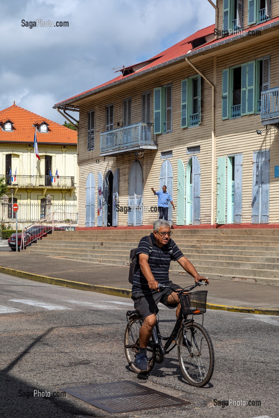 CYCLISTE DEVANT LE MUSEE ALEXANDRE FRANCONIE, RUE REMIRE, CAYENNE, GUYANE FRANCAISE, DEPARTEMENT-REGION D'OUTRE-MER, AMERIQUE DU SUD, FRANCE 