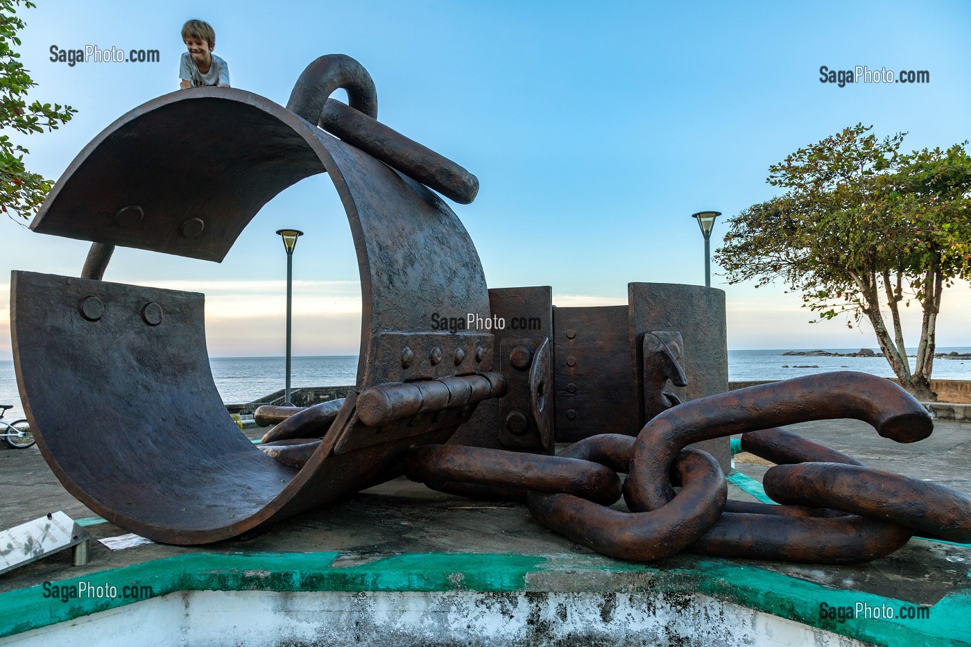 MONUMENT DES CHAINES BRISEES, OEUVRE DE JEAN-LUC PLE EN MEMOIRE AUX VICTIMES DE L'ESCLAVAGE ET DE LA TRAITE NEGRIERE, CAYENNE, GUYANE FRANCAISE, DEPARTEMENT-REGION D'OUTRE-MER, AMERIQUE DU SUD, FRANCE 