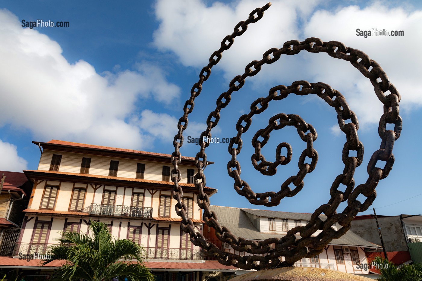 LE CERCLE DES ESCLAVES, OEUVRE DE L'ARTISTE GUY BENTH EN MEMOIRE DU COMMERCE DES ESCLAVES SUR LA PLACE DU MARCHE DE CAYENNE, GUYANE FRANCAISE, DEPARTEMENT-REGION D'OUTRE-MER, AMERIQUE DU SUD, FRANCE 