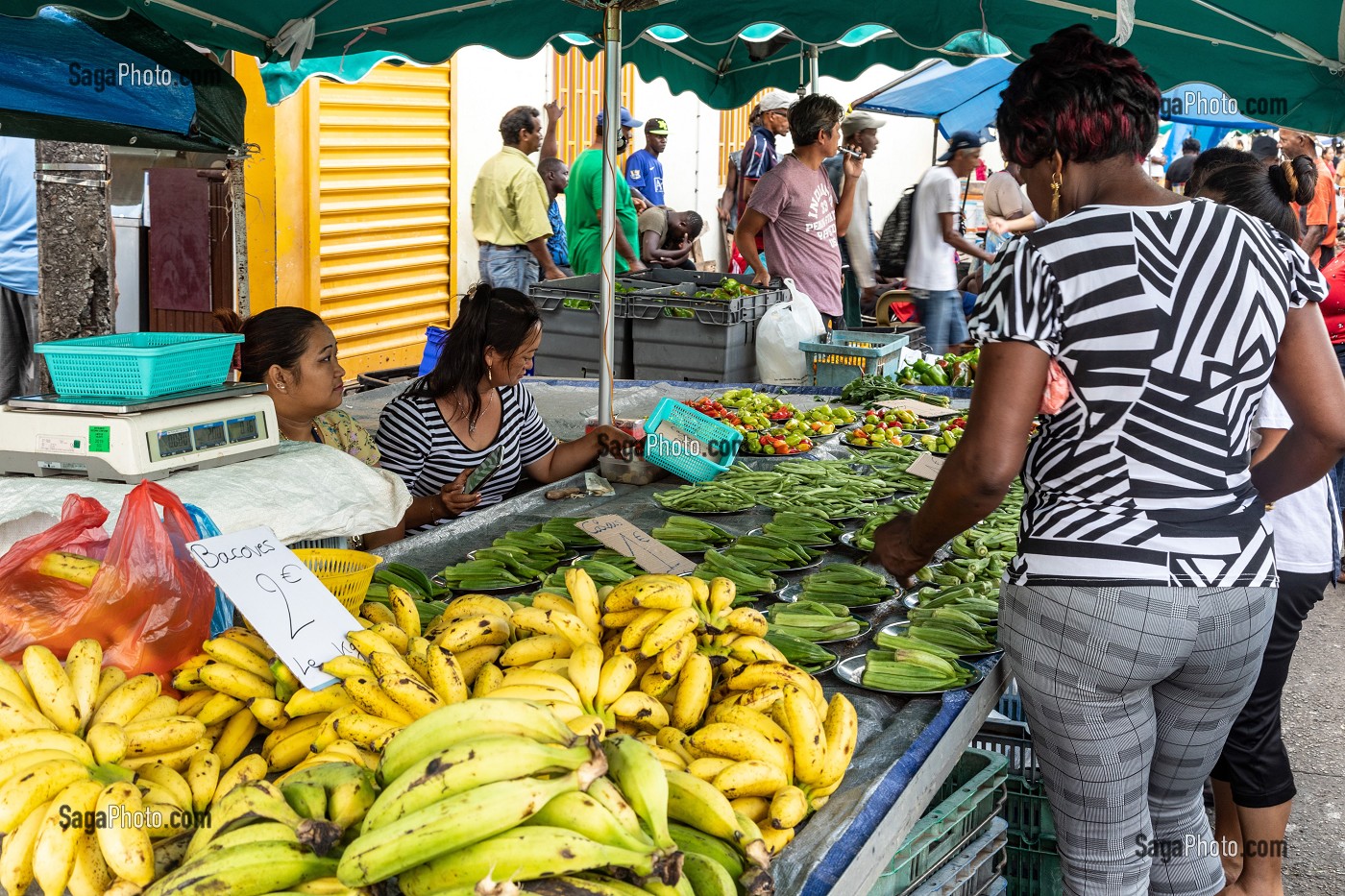 ETALS DE FRUITS ET LEGUMES, COMMERCANT HMONG SUR LE MARCHE DE CAYENNE, GUYANE FRANCAISE, DEPARTEMENT-REGION D'OUTRE-MER, AMERIQUE DU SUD, FRANCE 