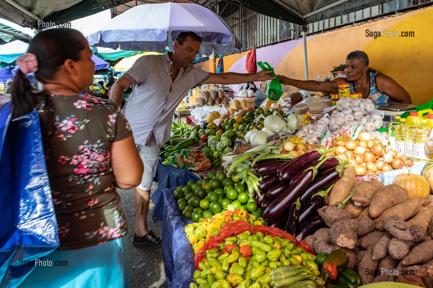 ETALS DE FRUITS ET LEGUMES, COMMERCANT HMONG SUR LE MARCHE DE CAYENNE, GUYANE FRANCAISE, DEPARTEMENT-REGION D'OUTRE-MER, AMERIQUE DU SUD, FRANCE 