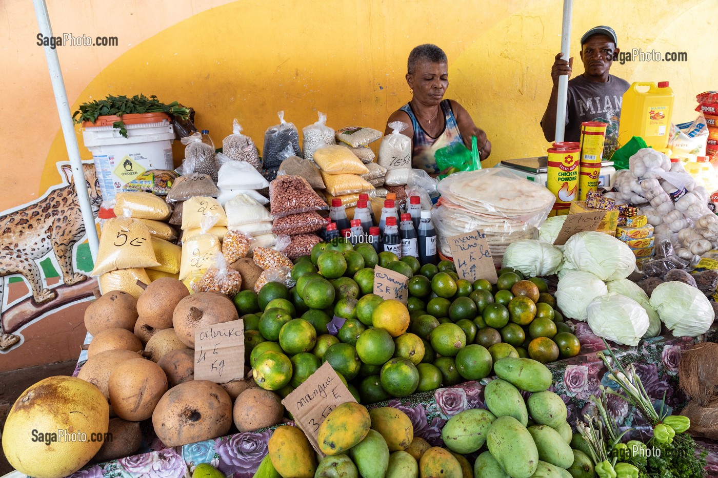 ETALS DE FRUITS ET LEGUMES, COMMERCANT HMONG SUR LE MARCHE DE CAYENNE, GUYANE FRANCAISE, DEPARTEMENT-REGION D'OUTRE-MER, AMERIQUE DU SUD, FRANCE 