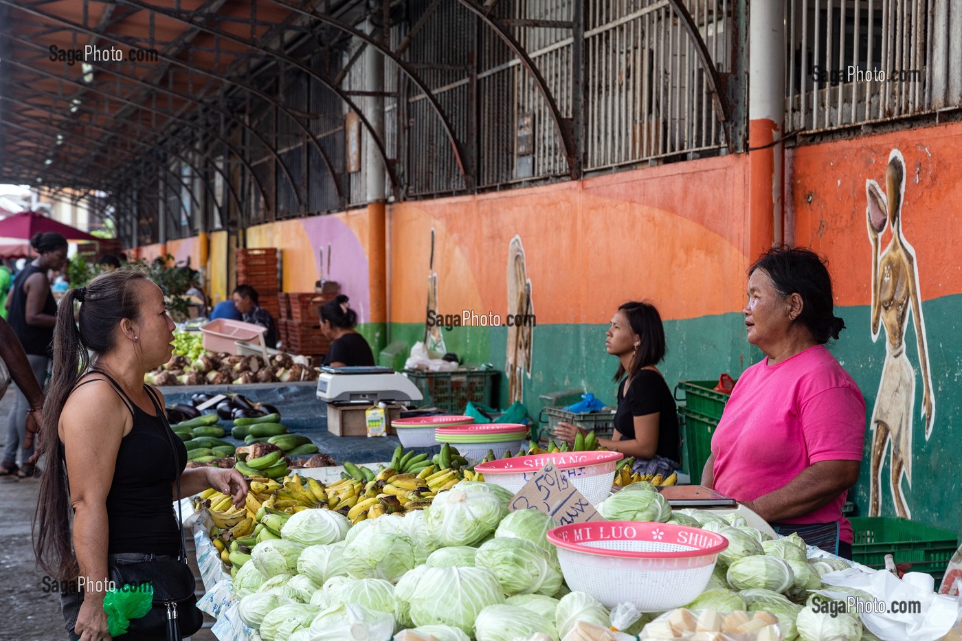 ETALS DE FRUITS ET LEGUMES, COMMERCANT HMONG SUR LE MARCHE DE CAYENNE, GUYANE FRANCAISE, DEPARTEMENT-REGION D'OUTRE-MER, AMERIQUE DU SUD, FRANCE 