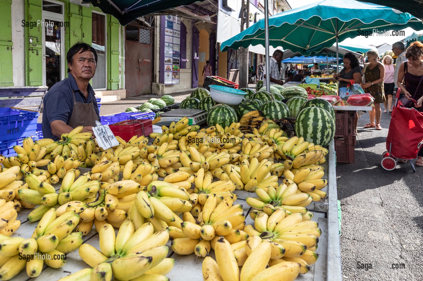 ETAL DE BANANES, COMMERCANT HMONG SUR LE MARCHE DE CAYENNE, GUYANE FRANCAISE, DEPARTEMENT-REGION D'OUTRE-MER, AMERIQUE DU SUD, FRANCE 