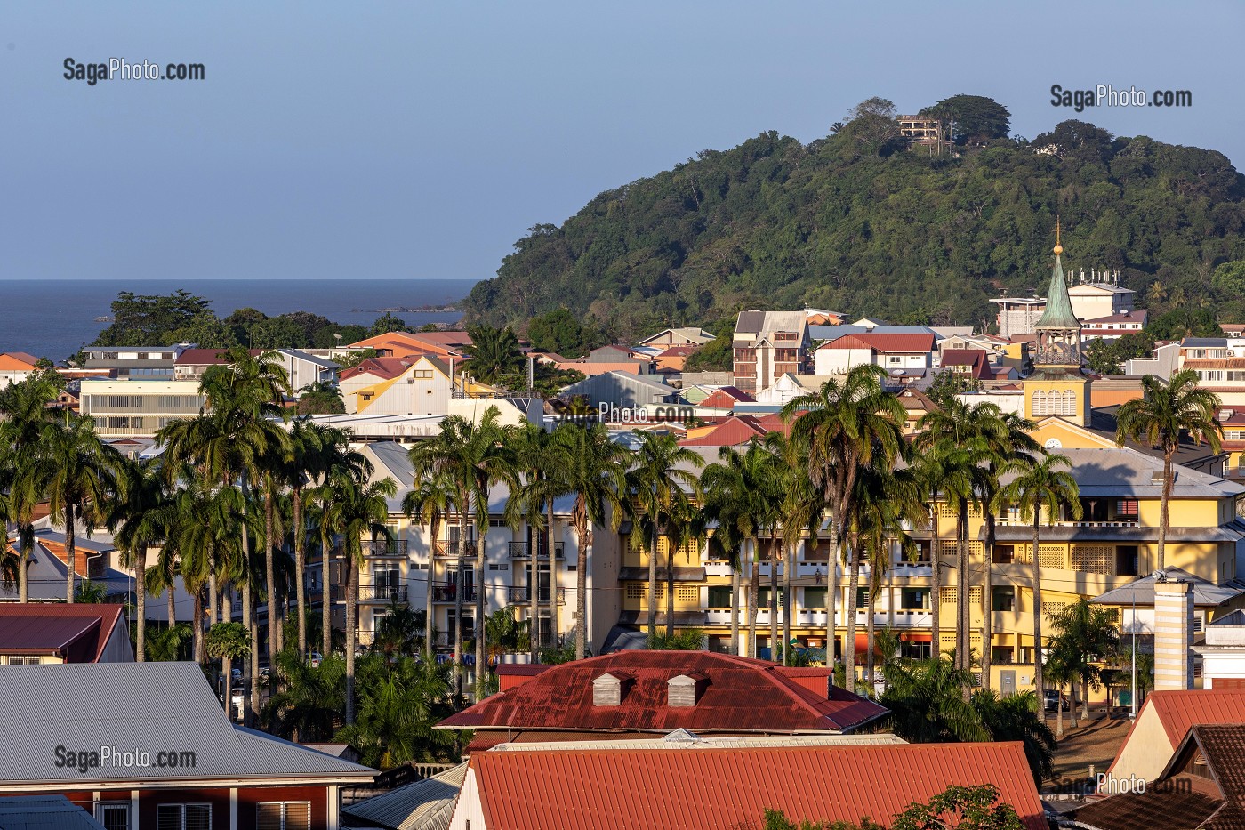 VILLE DE CAYENNE AVEC LA PLACE DES PALMISTES, LA CATHEDRALE ET LE MONTABO, VUE DEPUIS LE FORT CEPEROU, GUYANE FRANCAISE, DEPARTEMENT-REGION D'OUTRE-MER, AMERIQUE DU SUD, FRANCE 