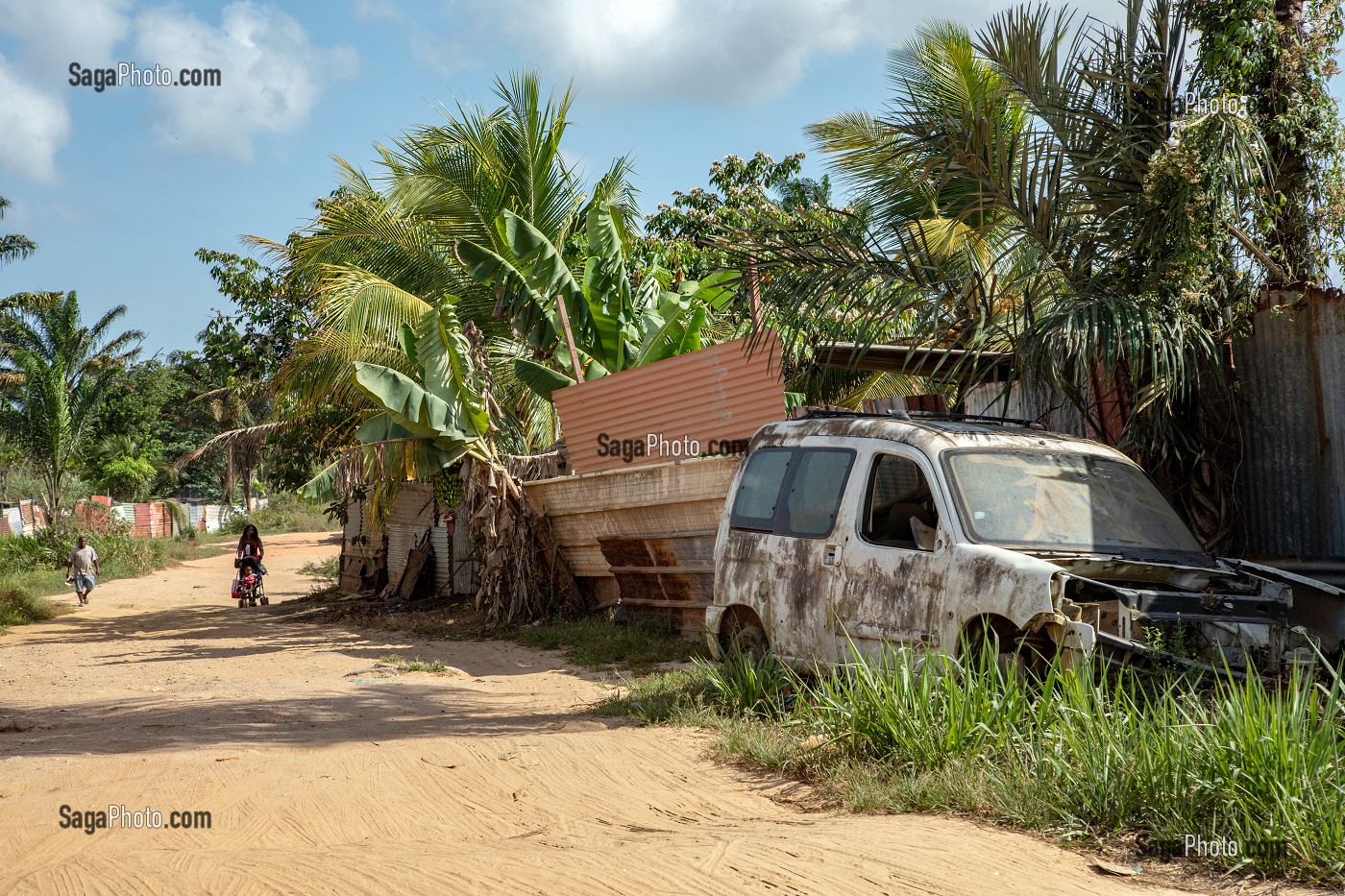 QUARTIER D'HABITAT ILLEGAL DE LA SAVANE, HABITATIONS ET POPULATION ILLEGALES, COMMUNE DE MATOURY, GUYANE FRANCAISE, DEPARTEMENT-REGION D'OUTRE-MER, AMERIQUE DU SUD, FRANCE 