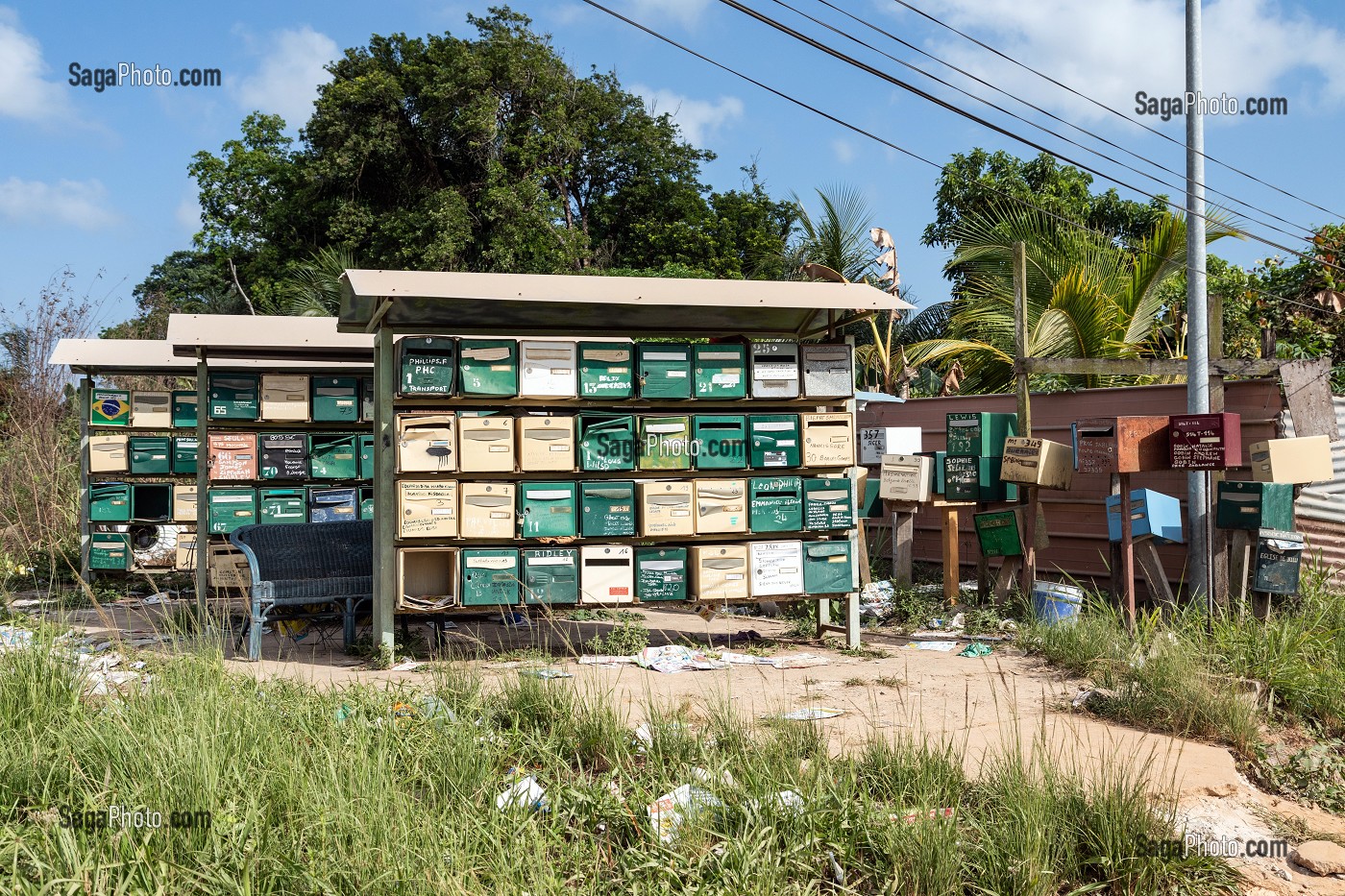 BOITE AUX LETTRES D'UN QUARTIER D'HABITAT ILLEGAL, MACOURIA, GUYANE FRANCAISE, DEPARTEMENT-REGION D'OUTRE-MER, AMERIQUE DU SUD, FRANCE 