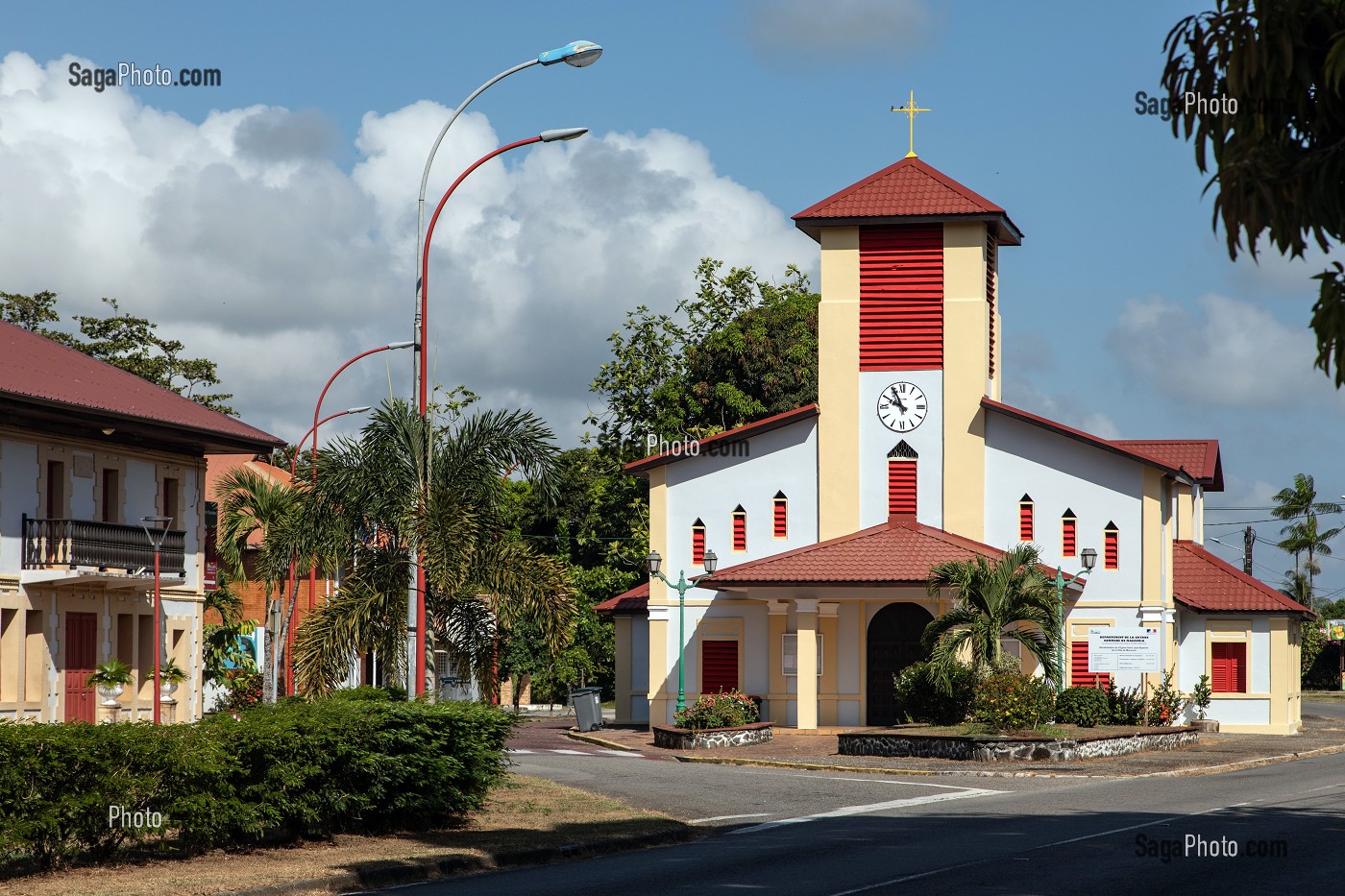 EGLISE COLOREE DE TONATE, MACOURIA, GUYANE FRANCAISE, DEPARTEMENT-REGION D'OUTRE-MER, AMERIQUE DU SUD, FRANCE 