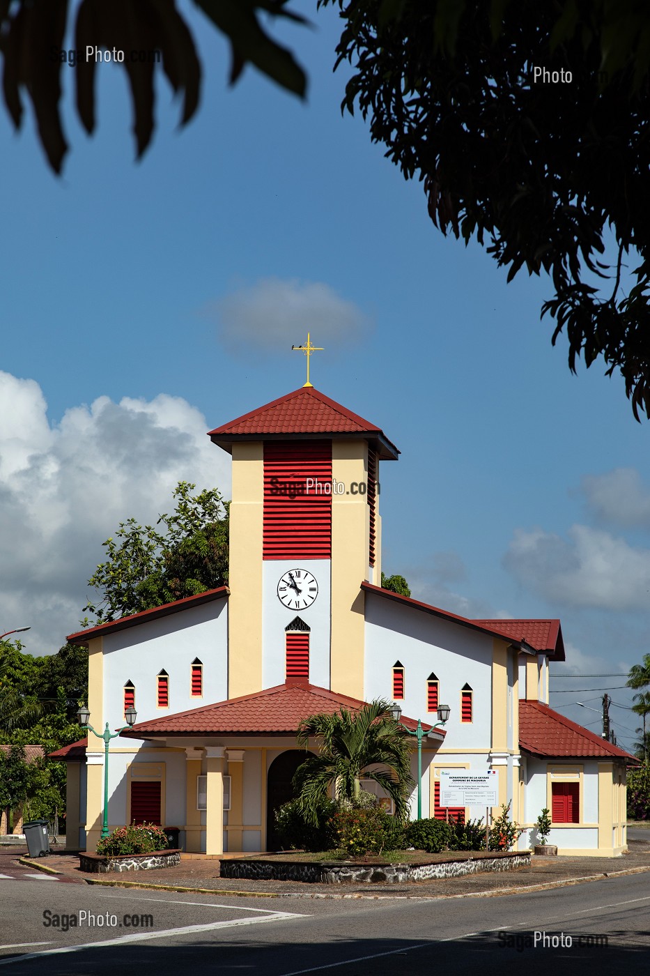 EGLISE COLOREE DE TONATE, MACOURIA, GUYANE FRANCAISE, DEPARTEMENT-REGION D'OUTRE-MER, AMERIQUE DU SUD, FRANCE 