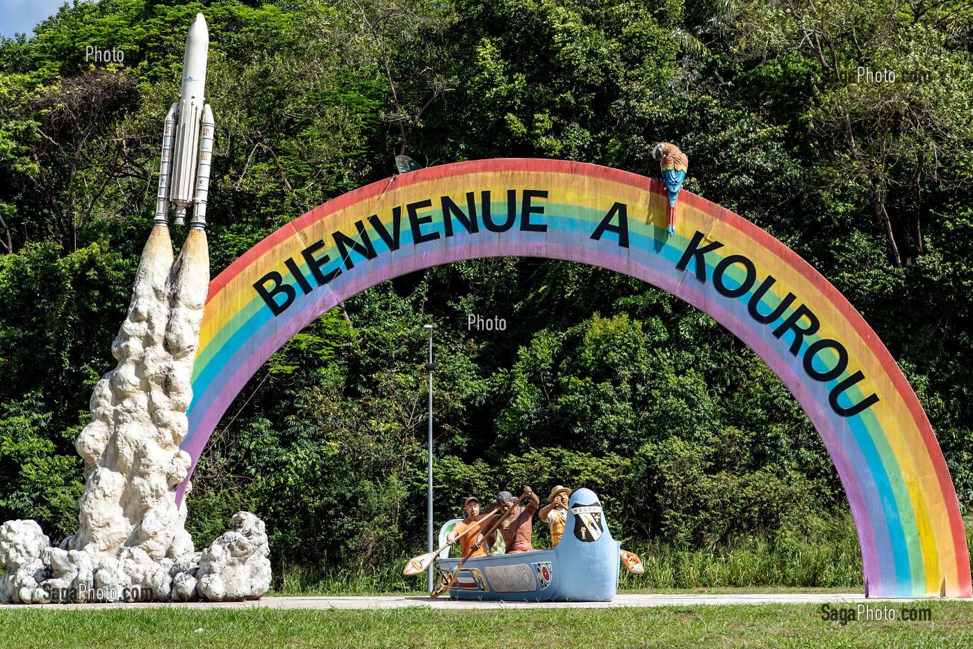 CONTRASTE ENTRE LA FUSEE ARIANE ET LA PIROGUE AMERINDIENNE, ROND POINT A L'ENTREE DE LA VILLE DE KOUROU, GUYANE FRANCAISE, DEPARTEMENT-REGION D'OUTRE-MER, AMERIQUE DU SUD, FRANCE 