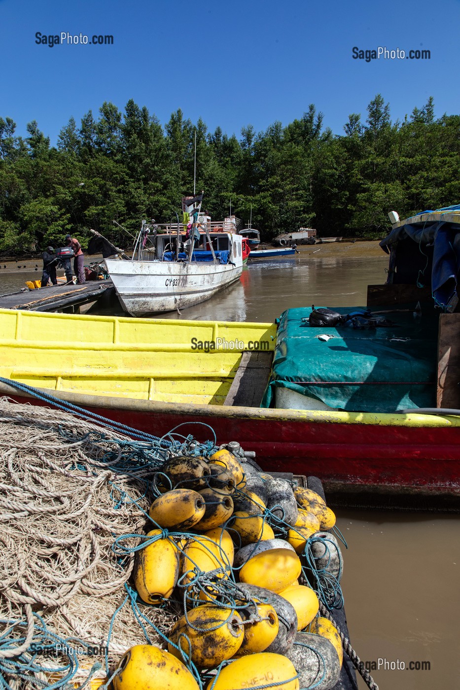 BATEAUX DE PECHEURS, EMBARCADERE DU MARCHE AUX POISSONS, KOUROU, GUYANE FRANCAISE, DEPARTEMENT-REGION D'OUTRE-MER, AMERIQUE DU SUD, FRANCE 