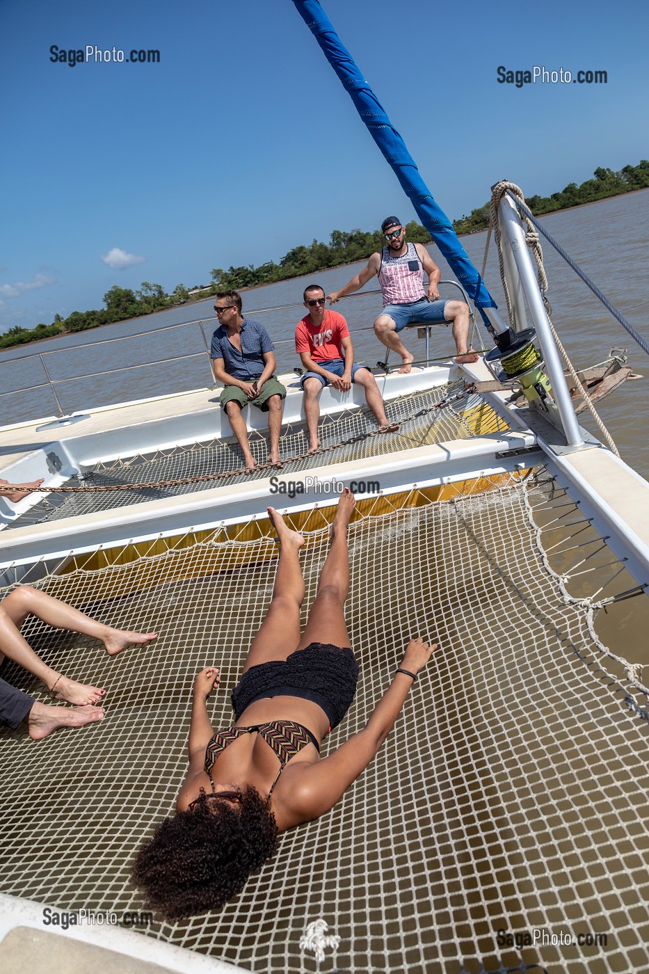 NAVIGATION A BORD DU CATAMARAN LA HULOTTE EN DIRECTION DES ILES DU SALUT, GUYANE FRANCAISE, DEPARTEMENT-REGION D'OUTRE-MER, AMERIQUE DU SUD, FRANCE 