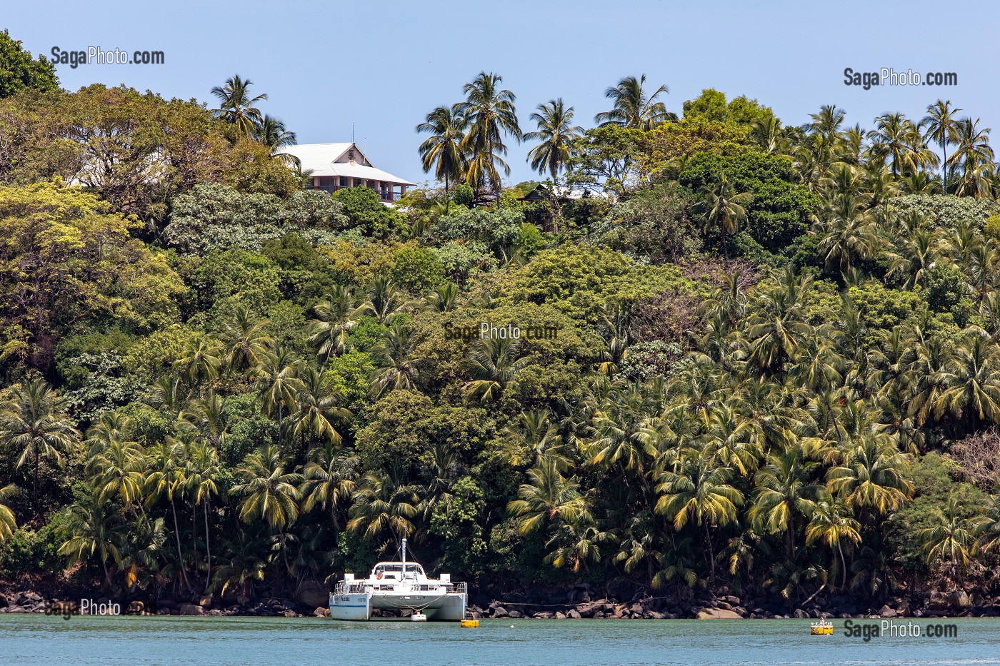 CATAMARAN DEVANT L'ILE ROYALE, ILE DU SALUT, KOUROU, GUYANE FRANCAISE, DEPARTEMENT-REGION D'OUTRE-MER, AMERIQUE DU SUD, FRANCE 