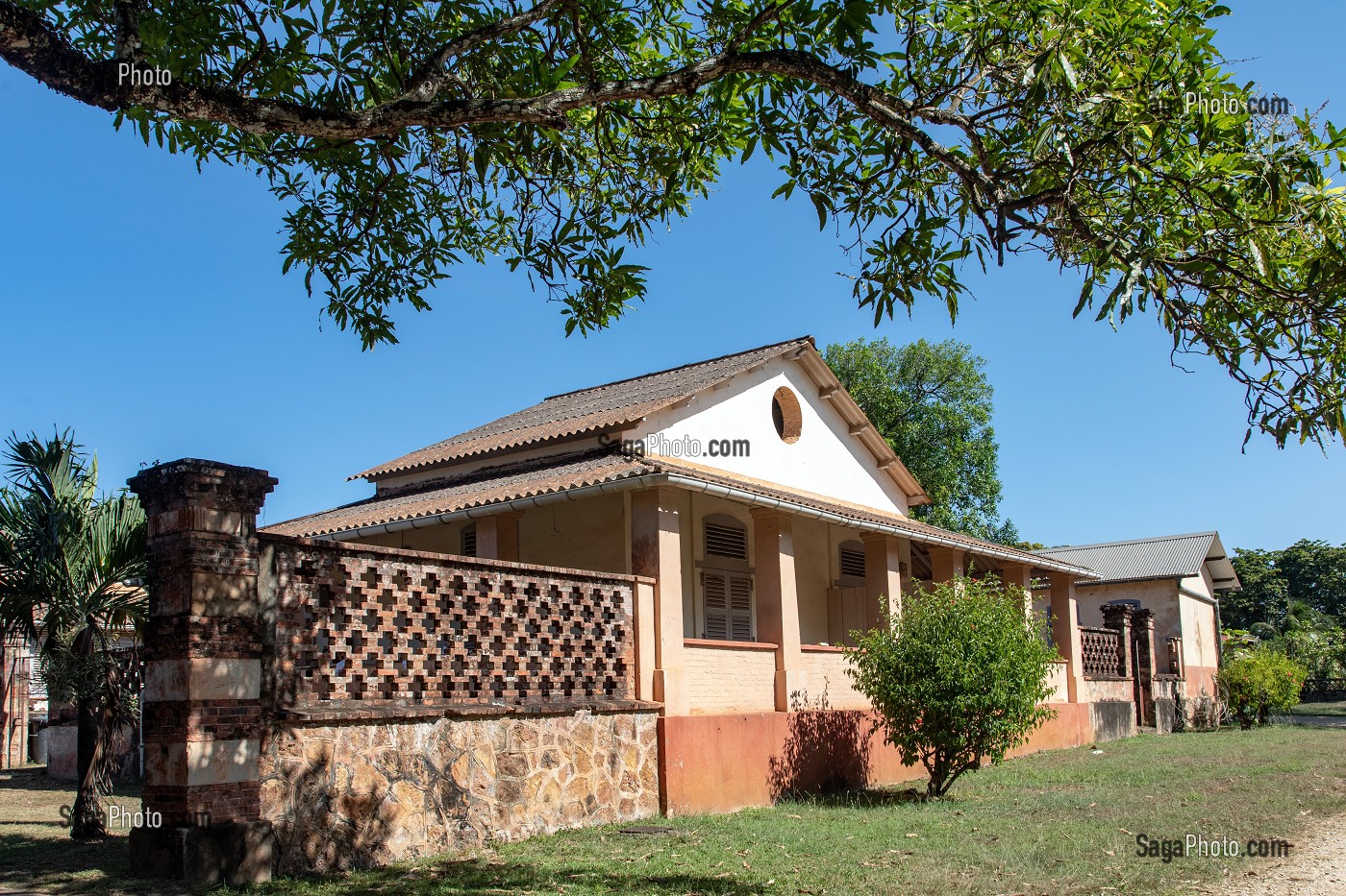 ANCIENNES BATISSES ABRITANT LES GARDIENS DU BAGNE, TRANSFORMEES EN HEBERGEMENT TOURISTIQUE SUR L'ILE ROYALE, ILE DU SALUT, KOUROU, GUYANE FRANCAISE, DEPARTEMENT-REGION D'OUTRE-MER, AMERIQUE DU SUD, FRANCE 