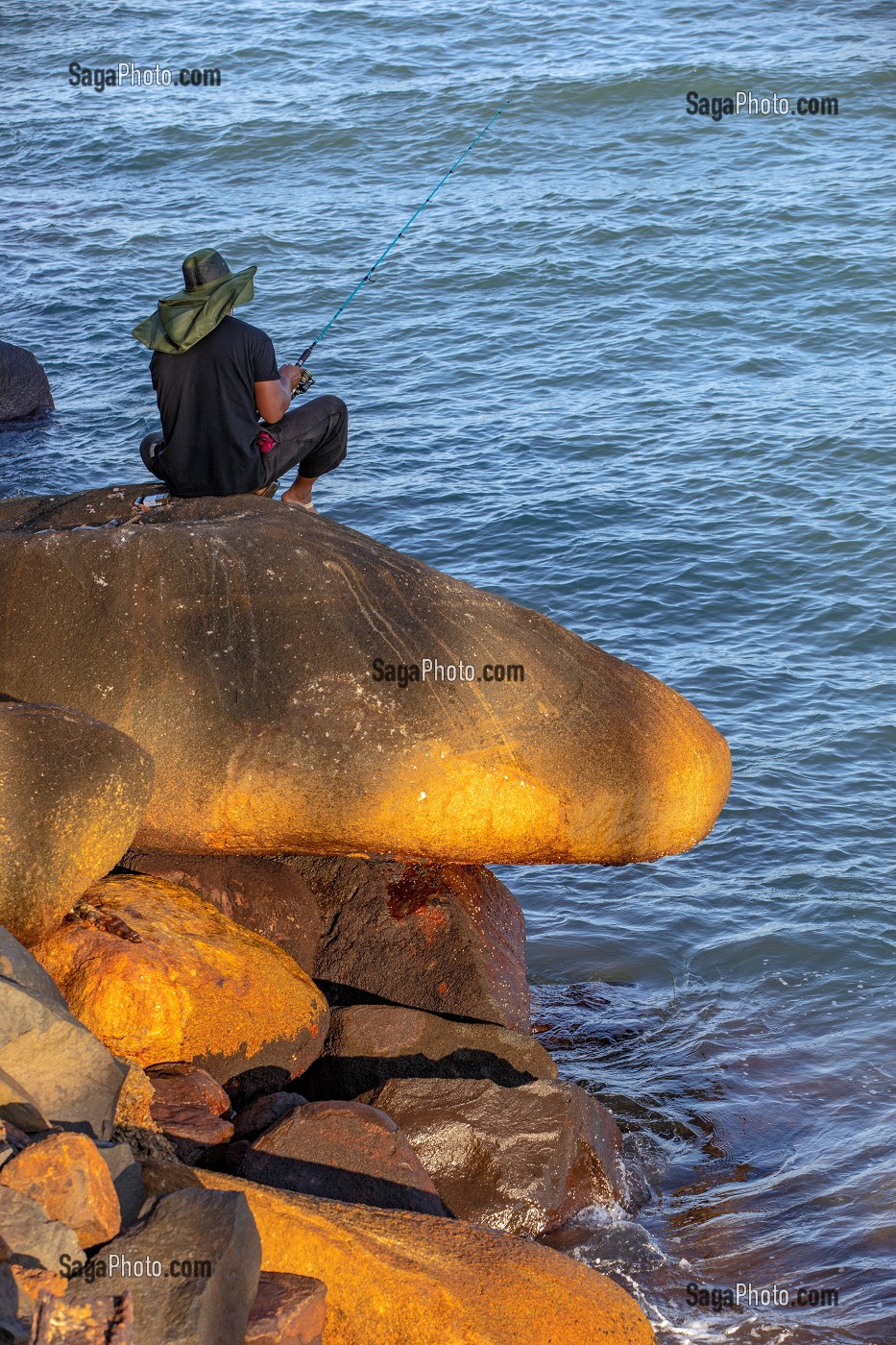 PECHEURS A LA LIGNE, ILE ROYALE, ILE DU SALUT, KOUROU, GUYANE FRANCAISE, DEPARTEMENT-REGION D'OUTRE-MER, AMERIQUE DU SUD, FRANCE 