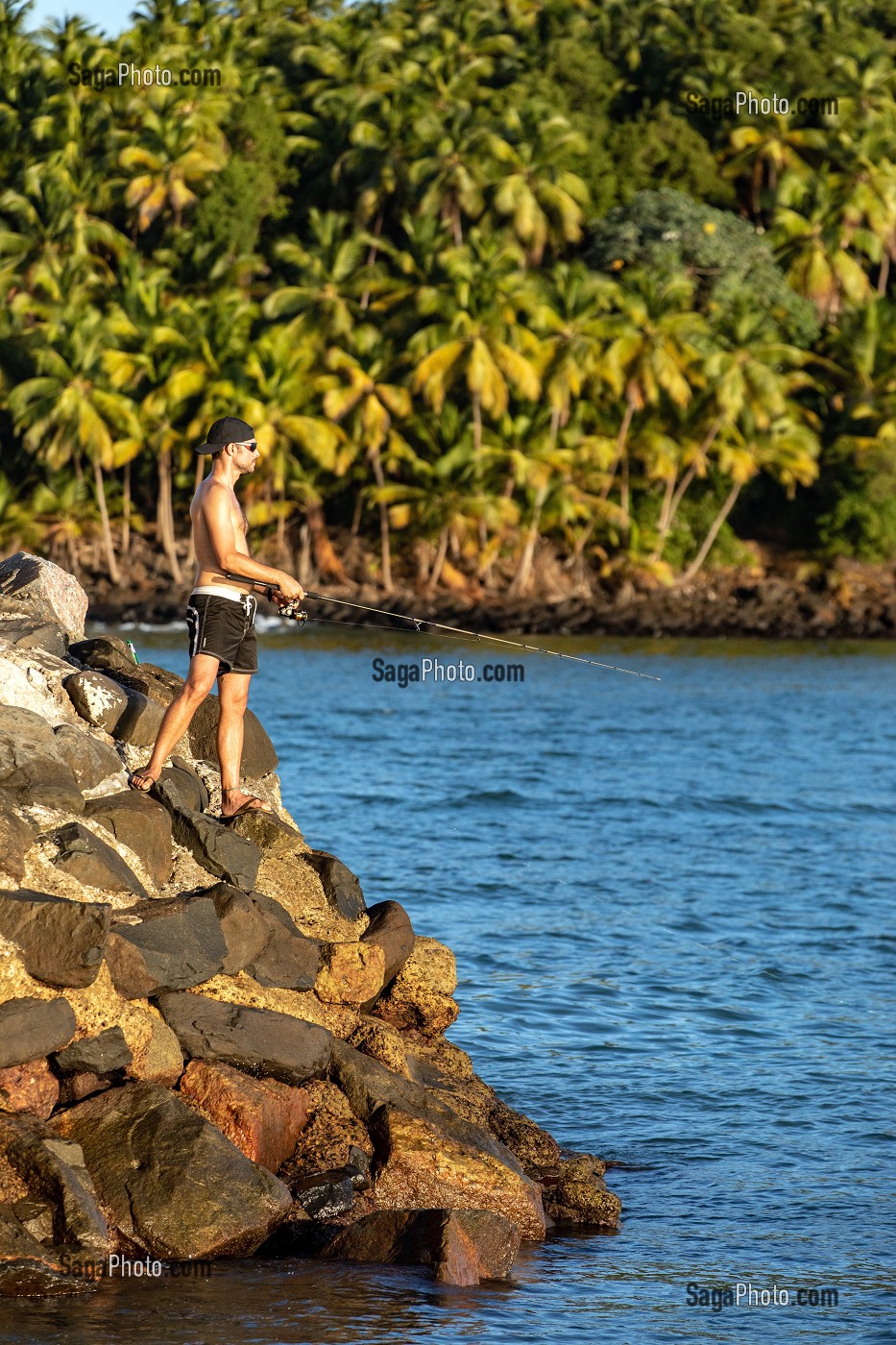 PECHEURS A LA LIGNE, ILE ROYALE, ILE DU SALUT, KOUROU, GUYANE FRANCAISE, DEPARTEMENT-REGION D'OUTRE-MER, AMERIQUE DU SUD, FRANCE 