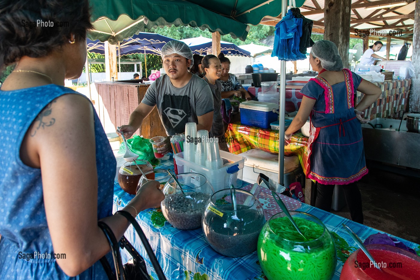 MARCHE TRADITIONNEL HMONG (PEUPLE VENU D'ASIE), VILLAGE DE CACAO, GUYANE FRANCAISE, DEPARTEMENT-REGION D'OUTRE-MER, AMERIQUE DU SUD, FRANCE 