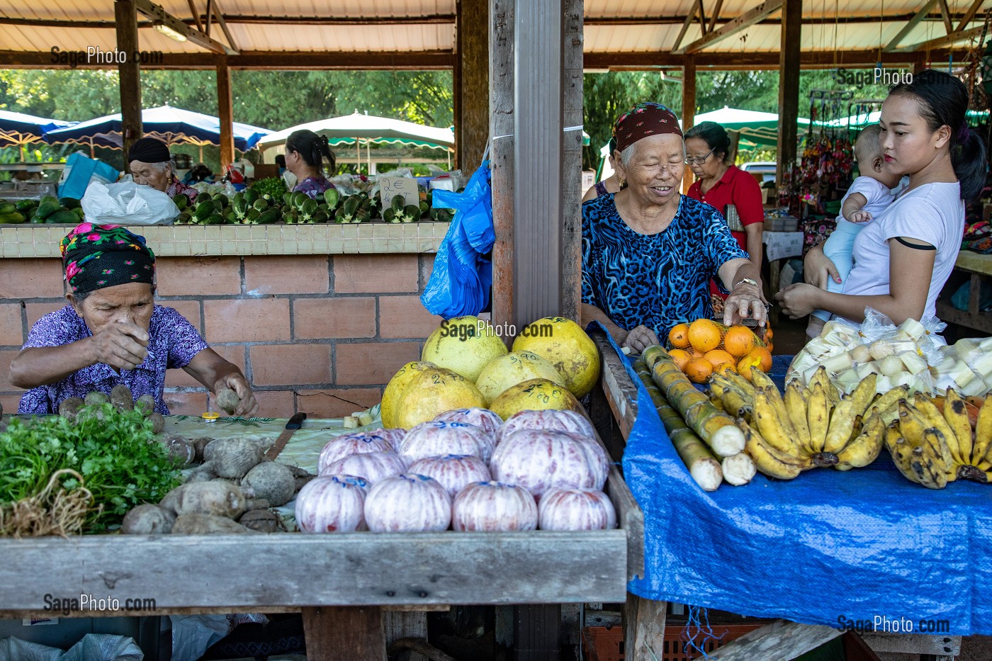 MARCHE HMONG (PEUPLE VENU D'ASIE), LES VIELLES FEMMES TIENNENT LES ETALS DE FRUITS ET LEGUMES EN FAMILLE, VILLAGE DE CACAO, GUYANE FRANCAISE, DEPARTEMENT-REGION D'OUTRE-MER, AMERIQUE DU SUD, FRANCE 