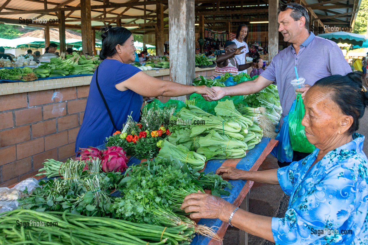 MARCHE HMONG (PEUPLE VENU D'ASIE), LES VIELLES FEMMES TIENNENT LES ETALS DE FRUITS ET LEGUMES, VILLAGE DE CACAO, GUYANE FRANCAISE, DEPARTEMENT-REGION D'OUTRE-MER, AMERIQUE DU SUD, FRANCE 