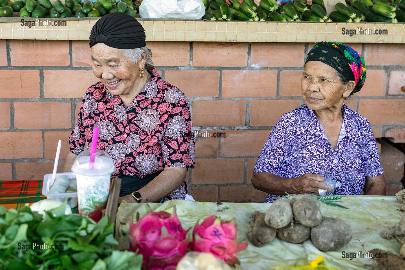 MARCHE HMONG (PEUPLE VENU D'ASIE), LES VIELLES FEMMES TIENNENT LES ETALS DE FRUITS ET LEGUMES, VILLAGE DE CACAO, GUYANE FRANCAISE, DEPARTEMENT-REGION D'OUTRE-MER, AMERIQUE DU SUD, FRANCE 