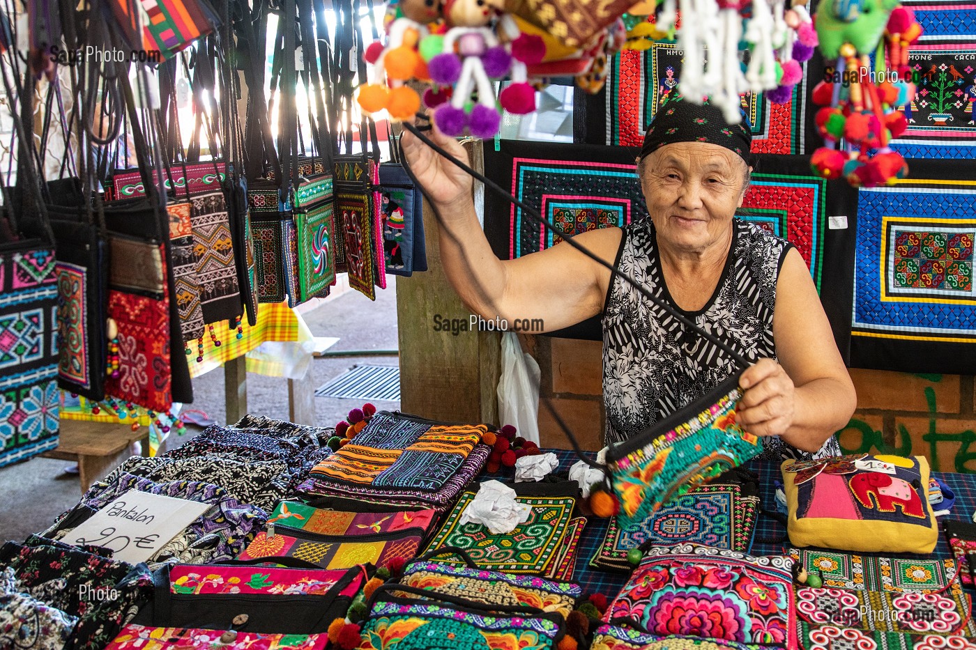 MARCHE HMONG (PEUPLE VENU D'ASIE), ARTISANAT TRADITIONNEL, VILLAGE DE CACAO, GUYANE FRANCAISE, DEPARTEMENT-REGION D'OUTRE-MER, AMERIQUE DU SUD, FRANCE 