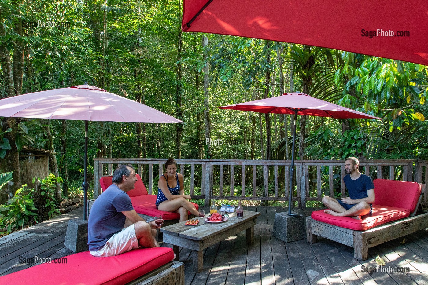 PETITE COLLATION AU WAPA LODGE AU COEUR DE LA FORET AMAZONIENNE SUR LA RIVIERE KOUROU, GUYANE FRANCAISE, DEPARTEMENT-REGION D'OUTRE-MER, AMERIQUE DU SUD, FRANCE 