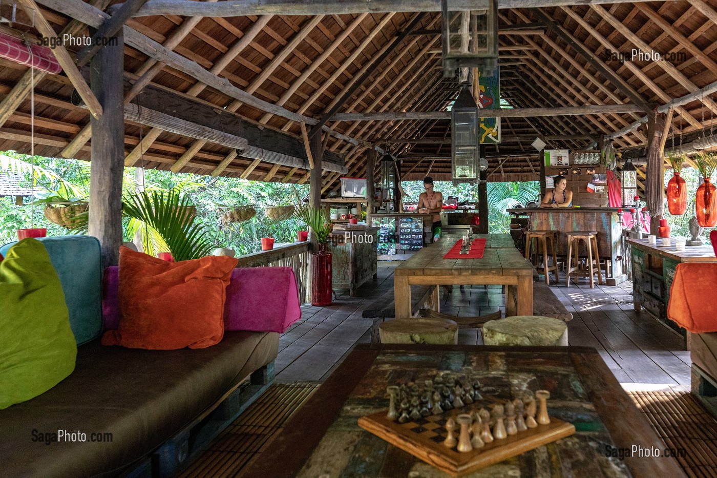 SALLE DE JEU ET BAR, WAPA LODGE AU COEUR DE LA FORET AMAZONIENNE SUR LA RIVIERE KOUROU, GUYANE FRANCAISE, DEPARTEMENT-REGION D'OUTRE-MER, AMERIQUE DU SUD, FRANCE 