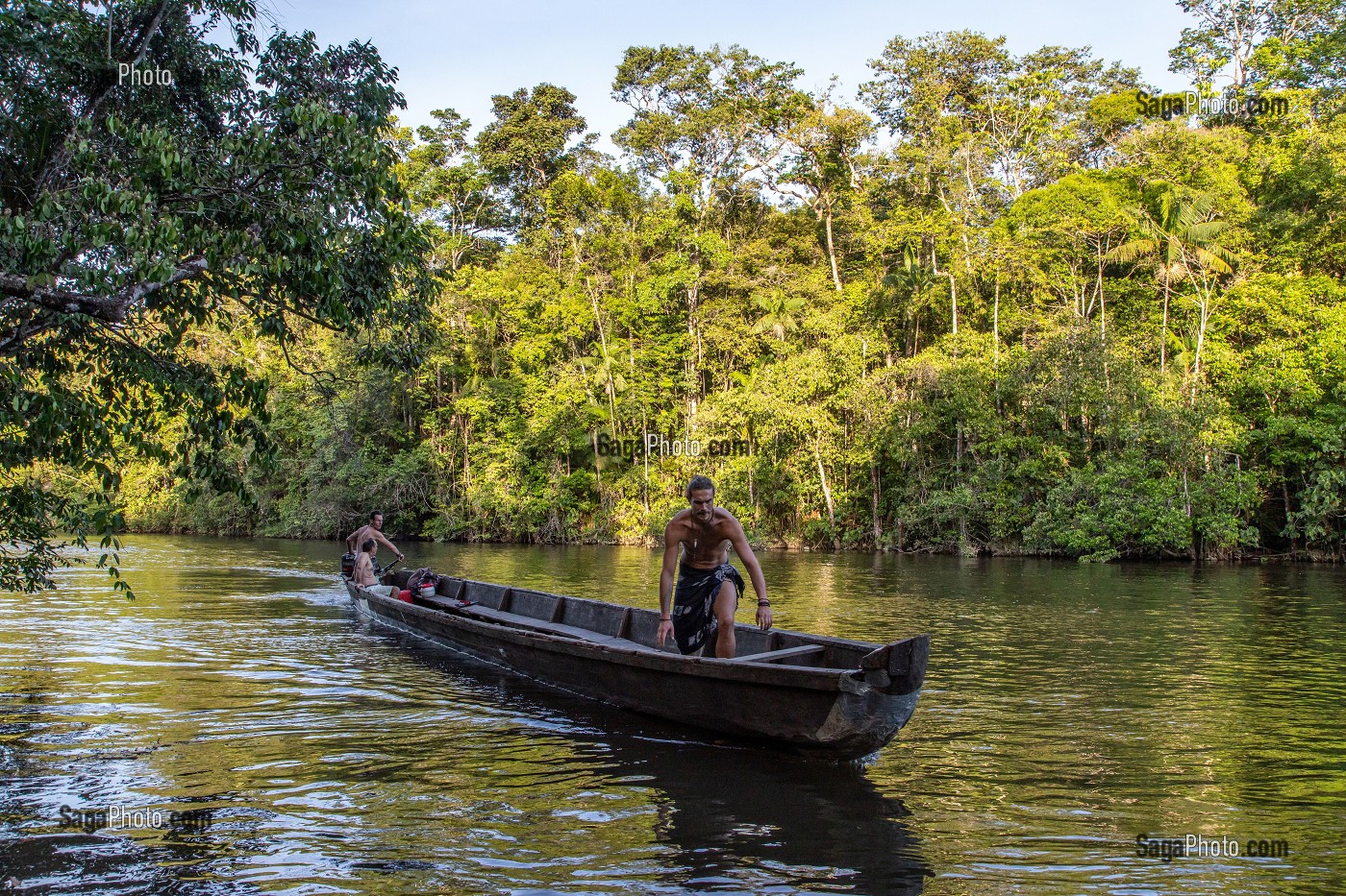 NAVIGATION EN PIROGUE, WAPA LODGE AU COEUR DE LA FORET AMAZONIENNE SUR LA RIVIERE KOUROU, GUYANE FRANCAISE, DEPARTEMENT-REGION D'OUTRE-MER, AMERIQUE DU SUD, FRANCE 