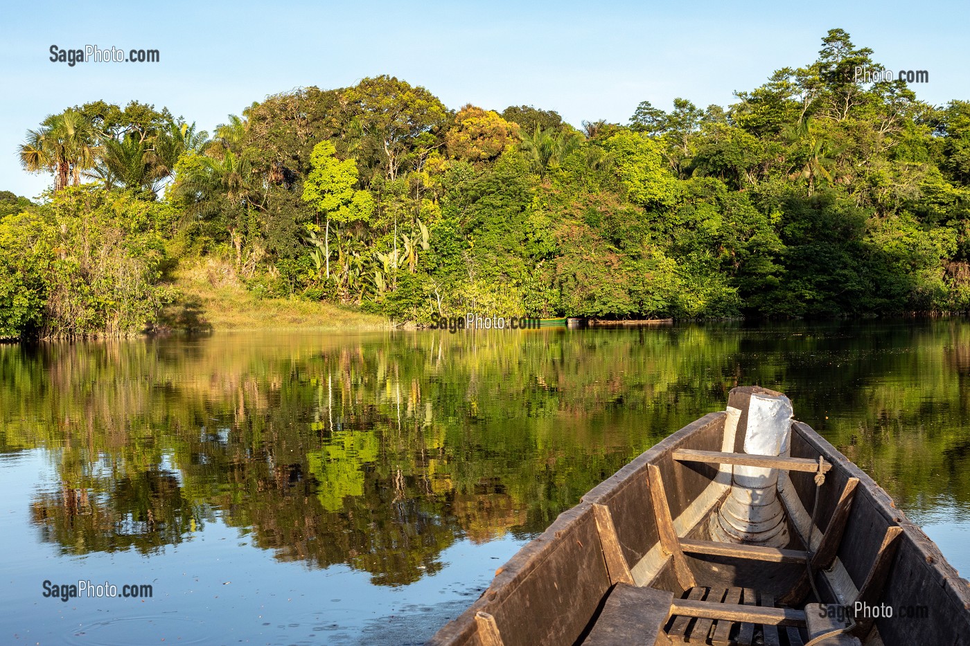 NAVIGATION EN PIROGUE SUR LA RIVIERE KOUROU AU COEUR DE LA FORET AMAZONIENNE, GUYANE FRANCAISE, DEPARTEMENT-REGION D'OUTRE-MER, AMERIQUE DU SUD, FRANCE 